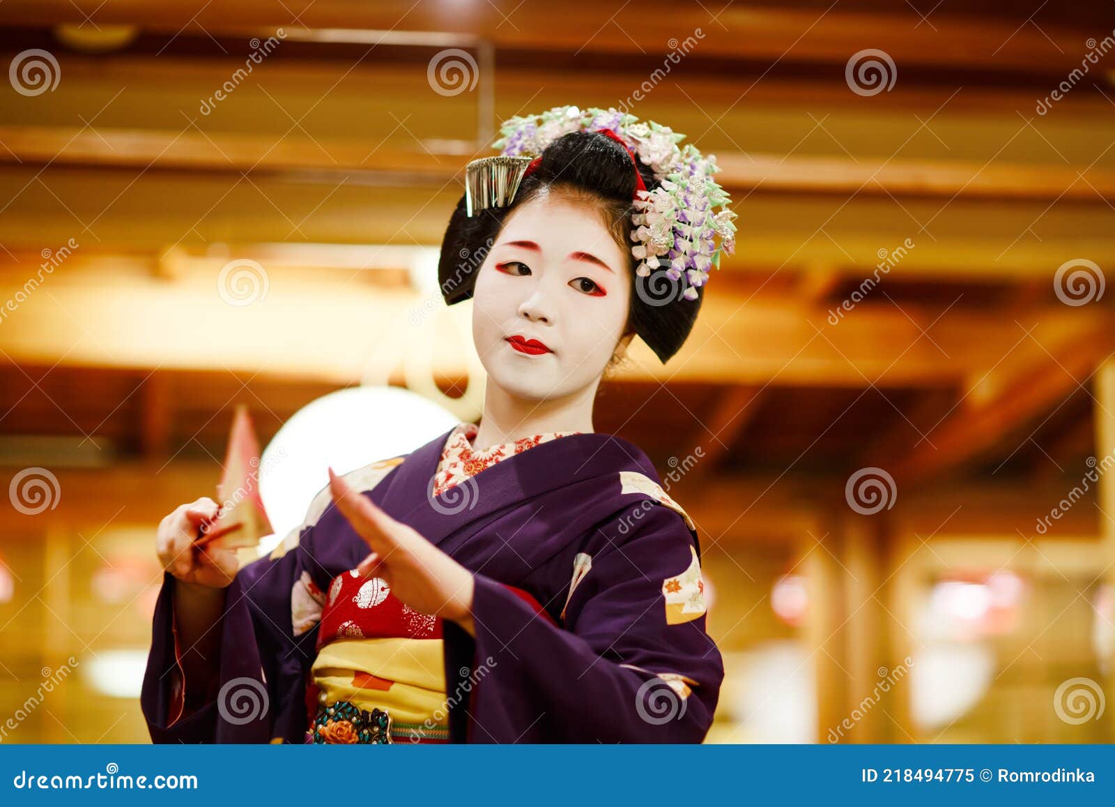 Kyoto Japan 18 May 2015 Maiko Apprentice Showing Japanese Traditional Dance Maiko Is An