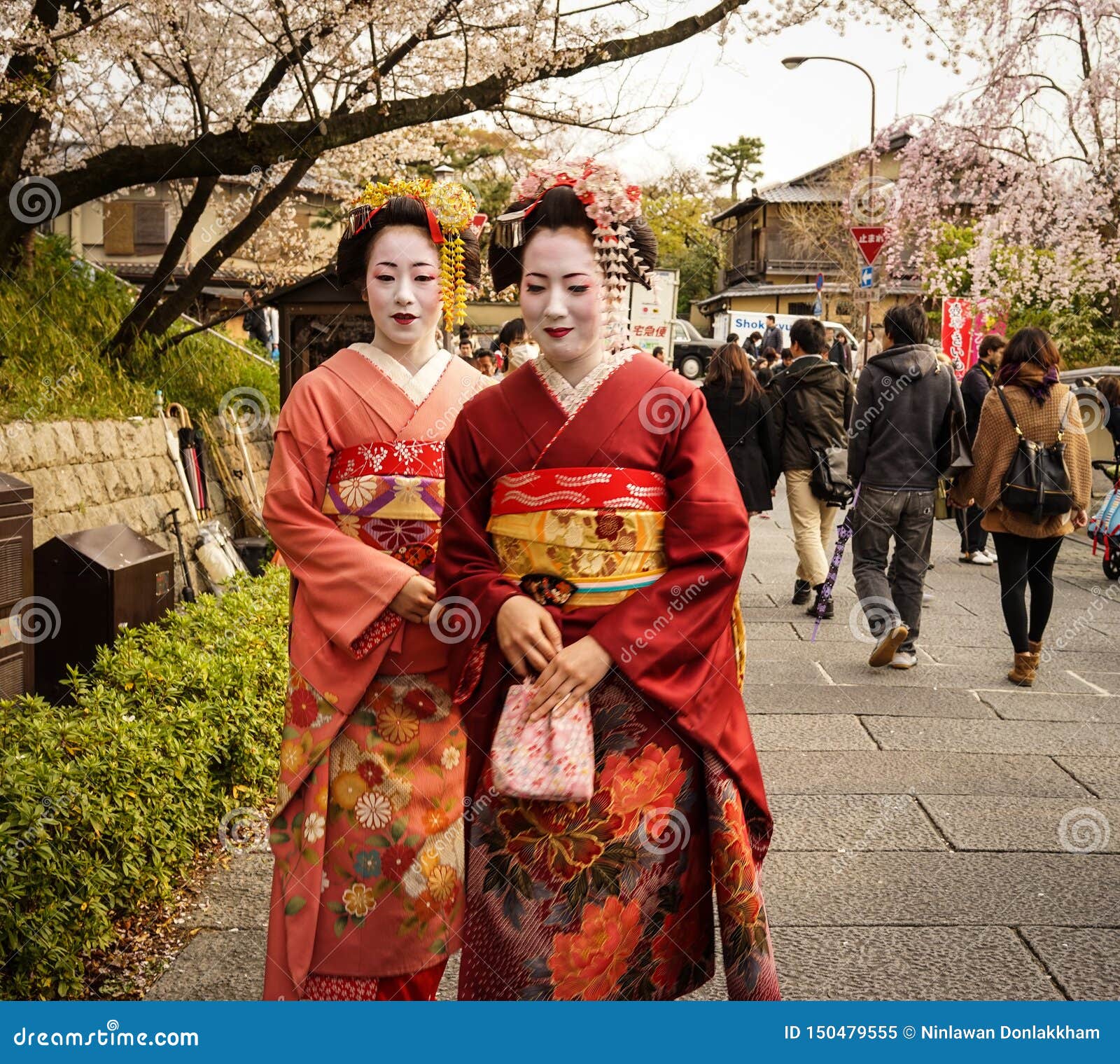 Gehuurd Afkeer matig Women Wear Japanese Kimono on Street Editorial Image - Image of geisha,  historic: 150479555