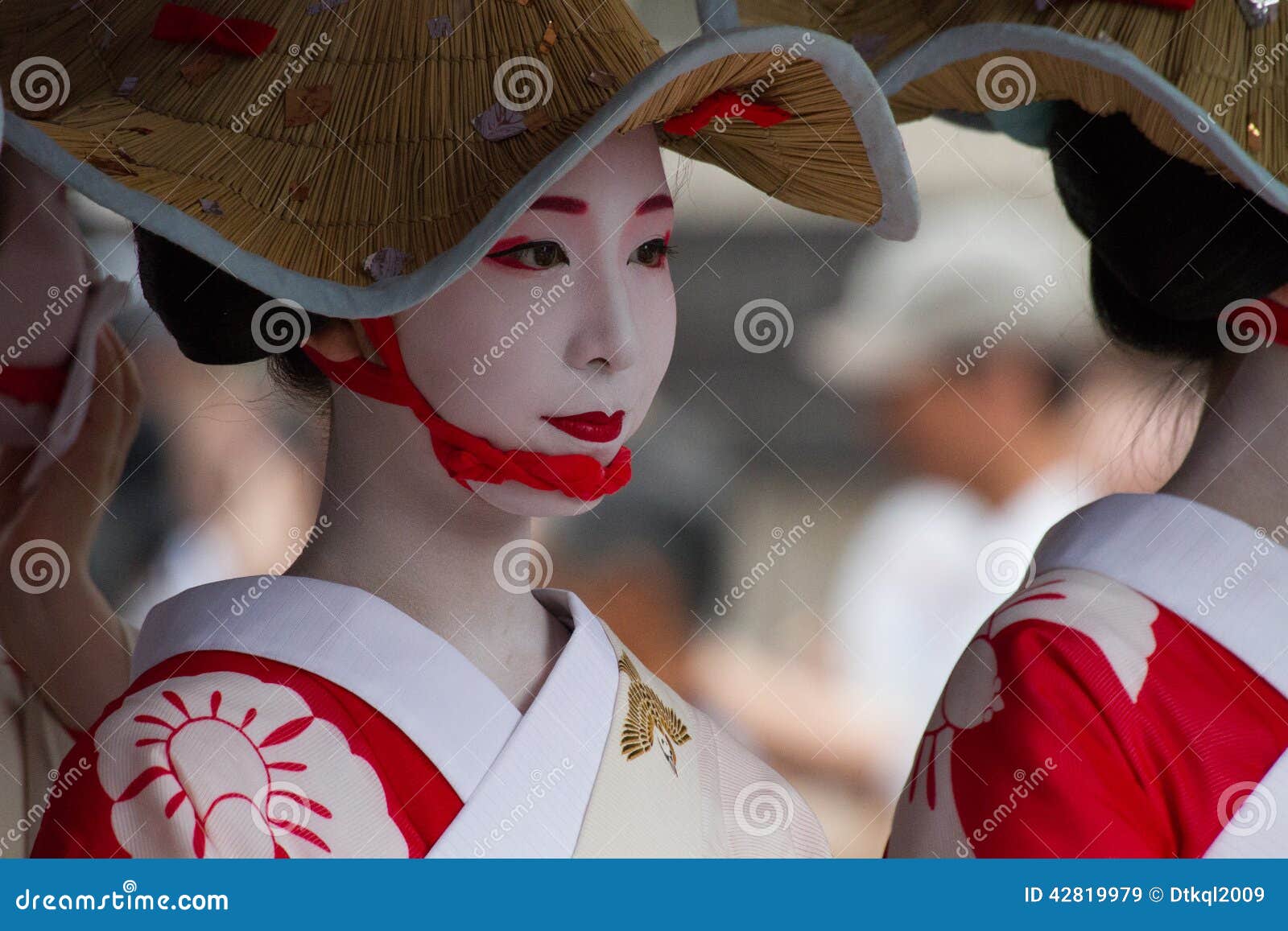KYOTO - 24 LUGLIO: La ragazza non identificata di Maiko (o signora di Geiko) sulla parata del hanagasa in Gion Matsuri (festival) ha tenuto il 24 luglio 2014 a Kyoto, Giappone È uno festival rinomati di Kyoto dei tre grandi