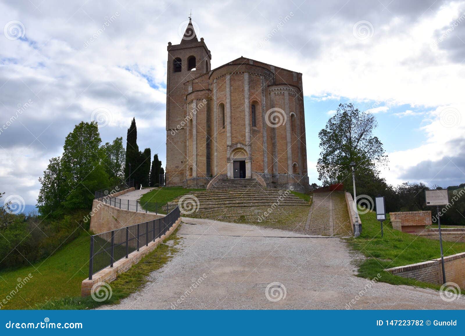 Kyrka av Santa Maria della Rocca i den medeltida staden av Offida. Santa Maria della Rocca kristen kyrka utanf?r den medeltida staden av Offida, i landskapet av Ascoli Piceno i den italienska regionen Marche