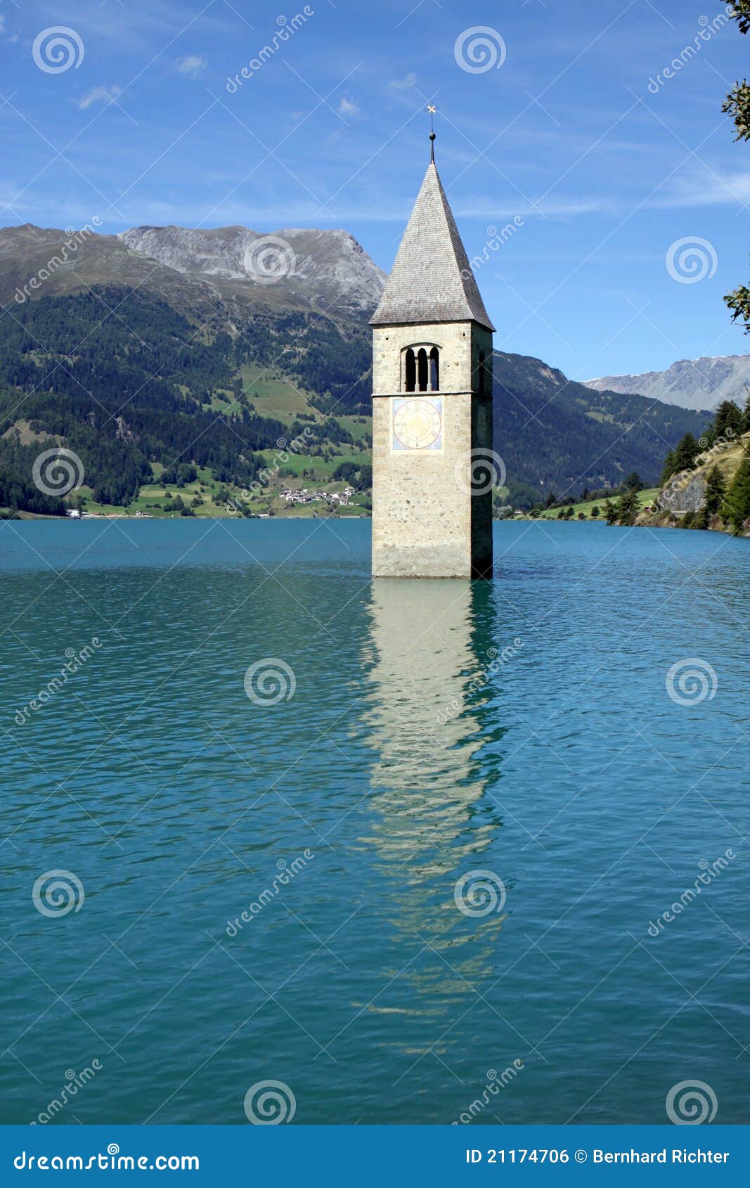 Kyrkligt reschenseetorn. För italy för adige alt kyrka översvämmat torn reschensee