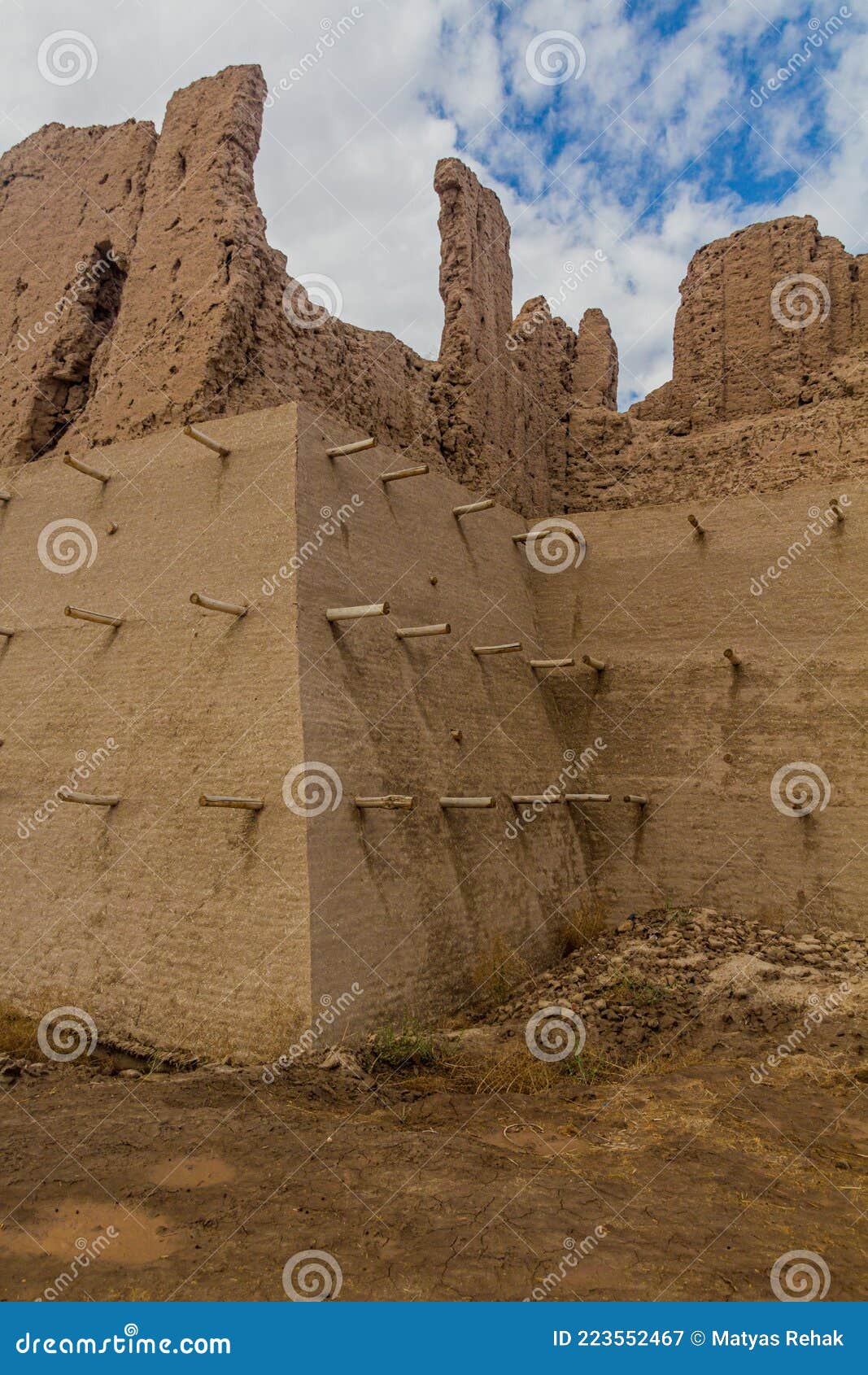 kyzyl qala kala fortress in kyzylkum desert, uzbekist