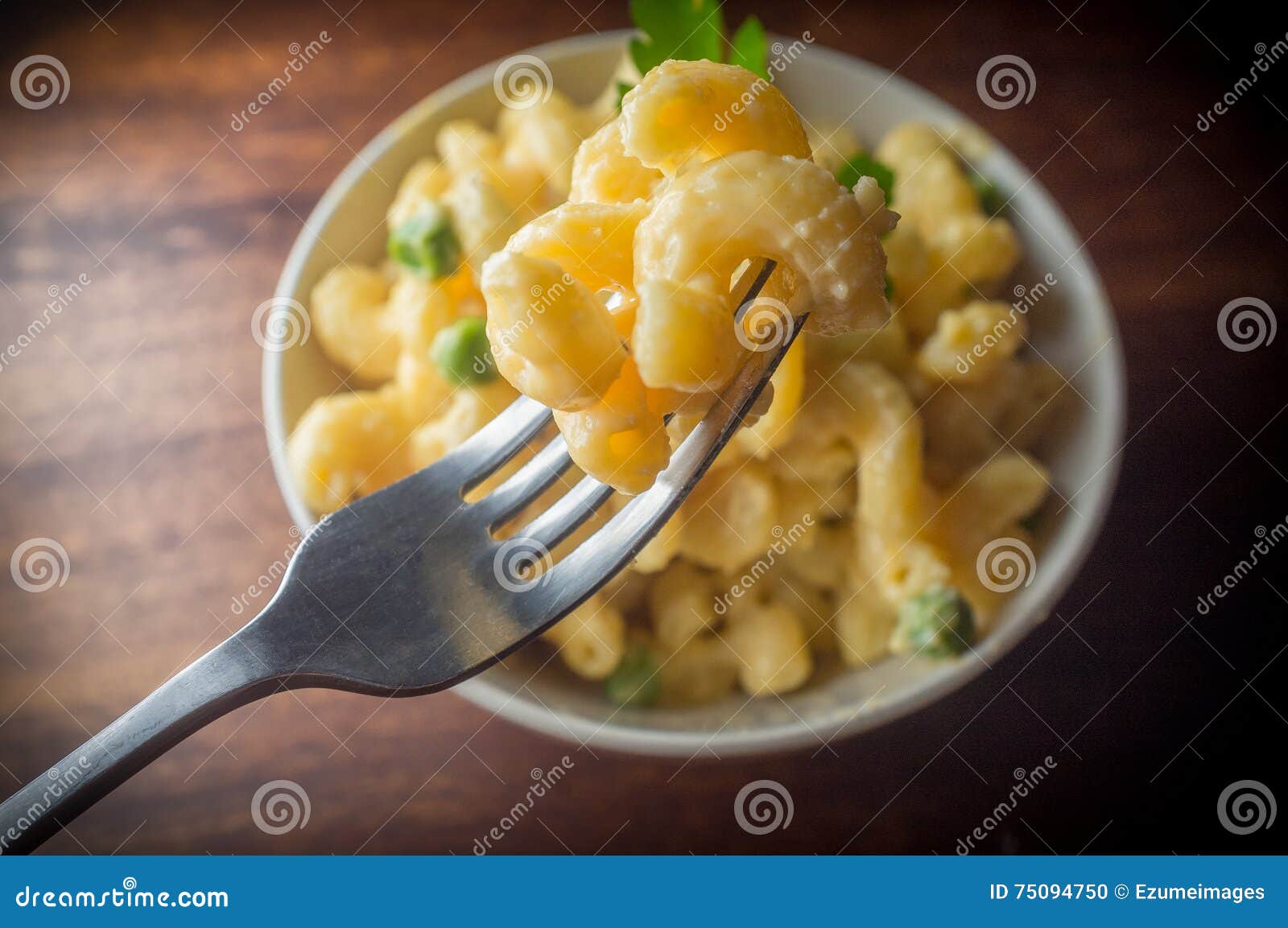 Käse des Mac-N. Köstliches Makkaroni und Cheddar-Käse mit Petersilienzweig