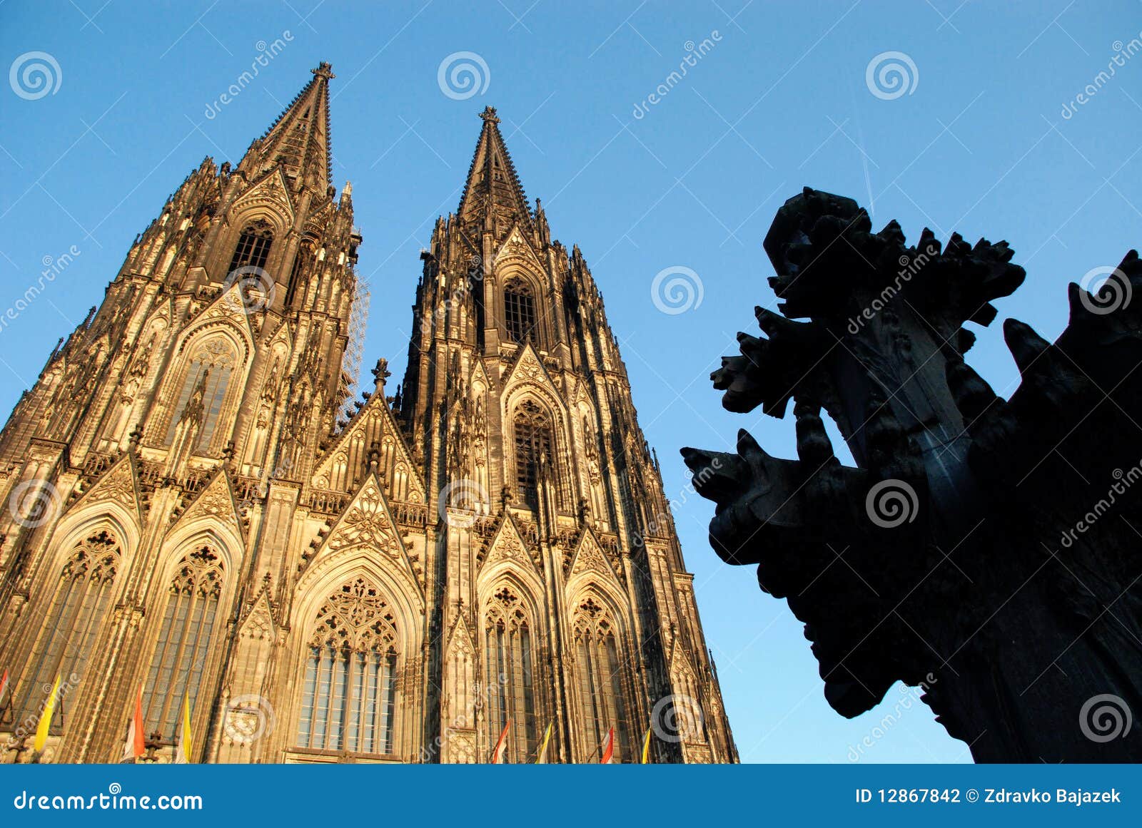 Köln Cathedral27. Köln-Kathedrale (Kolner Dom, amtlicher Name Hohe Domkirche Str. Peter und Maria) ist eins der bekanntesten Architekturdenkmäler in Deutschland und ist Kölns (Kolns) der meiste berühmte Grenzstein seit seiner Beendigung im des späten 19. jahrhunderts Jahrhundert gewesen. Die Kathedrale ist unter der Verwaltung der Römisch-katholischen Kirche und ist der Sitz des Erzbischofs von Köln. Von 1880 als seine Helme abgeschlossen wurden, war es die höchste Struktur der Welt und verlor seinen Namen auf der Beendigung des Washington-Denkmales im Washington DC, 1884. Köln-Kathedrale bleibt die zweit-höchste gotische Struktur in der Welt; nur der Steeple des Ulm Munster ist höher. Aufbau der gotischen Kirche fing 1248 und nahm, mit Unterbrechungen, mehr als 600 Jahre an abzuschließen - er wurde schließlich 1880 beendet. Die zwei Kontrolltürme sind hohe 157m, ist die Kathedrale 144m, das lang sind und breite 86m. Die Kathedrale wird Heiligen Peter eingesetzt und Mary.It wurde auf der Site eines römischen Tempels des 4. Jahrhunderts, ein quadratisches Gebäude aufgebaut, das als die ?älteste Kathedrale? bekannt und von Maternus, der erste christliche Bishop von Köln in Auftrag gegeben ist. Eine zweite Kirche, die auf der Site, die so genannte alte Kathedrale aufgebaut wurde, wurde in 818 abgeschlossen. Dieses brannte unten am 30. April 124