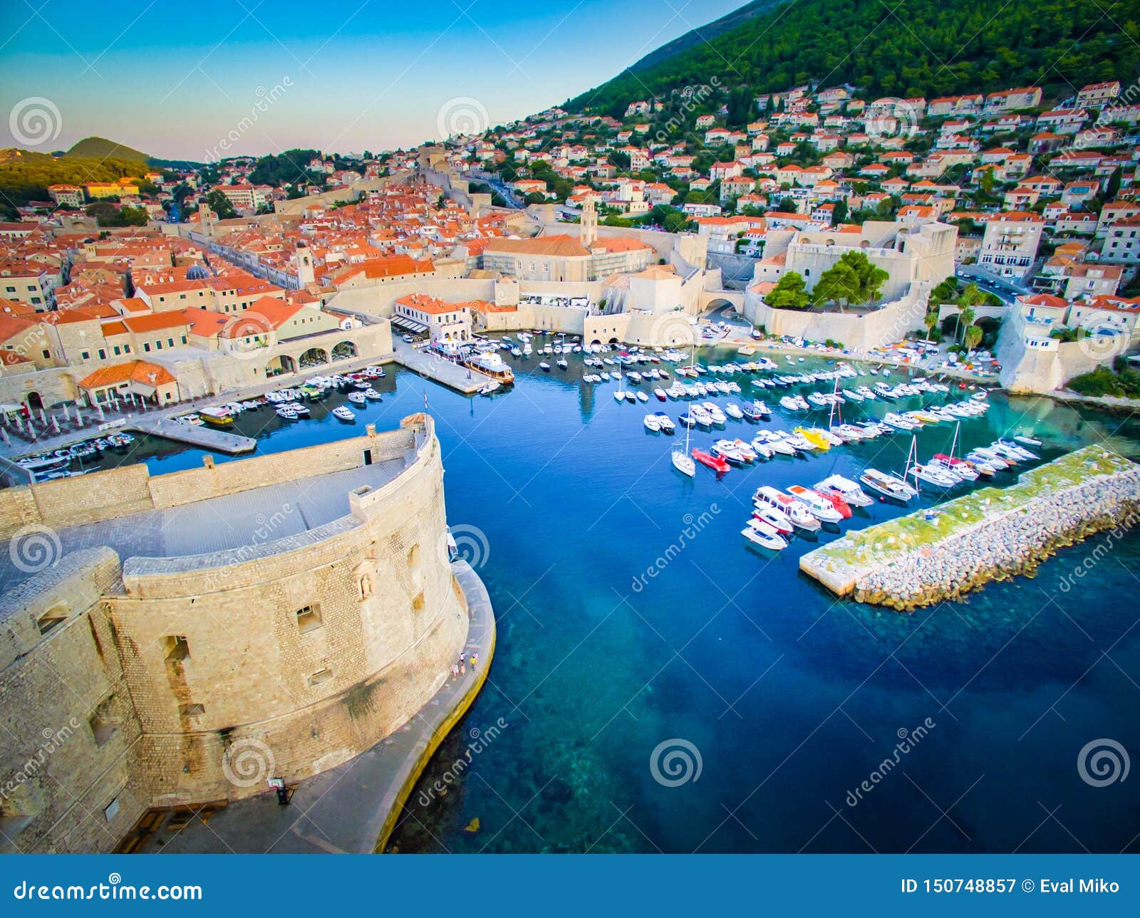 Königlandung und -hafen von oben genanntem Dubrovnik. Drastische Vogelperspektive unten zu historischer Dubrovnik-Stadt in Kroatien