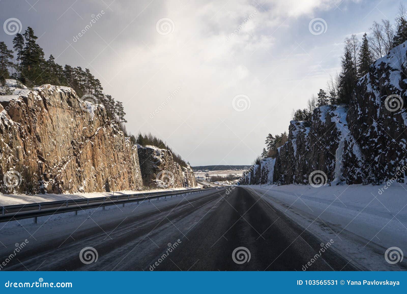 Körning på huvudvägen efter insnöad vinter. Köra på huvudvägen efter insnöad vinter, under solnedgång Våta vägar, farlig hastighet