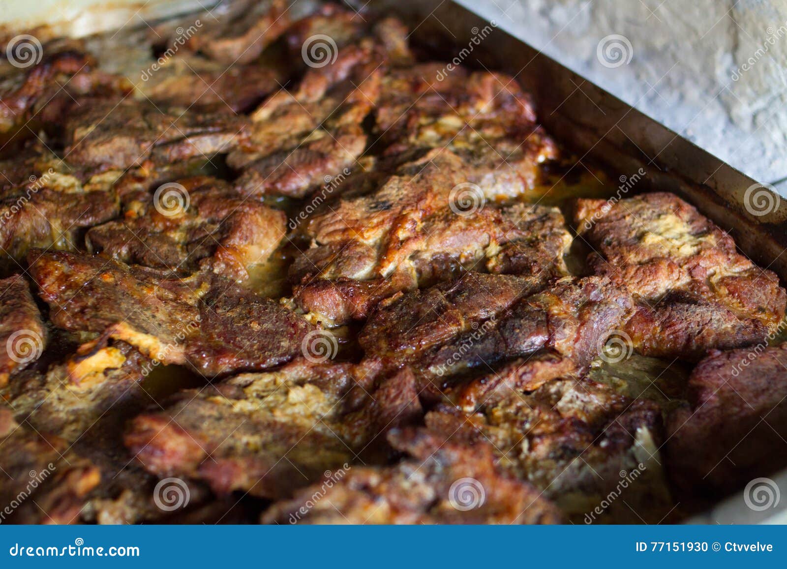 Köstliches gebackenes Schweinefleisch mit Kräutern und Gewürzen