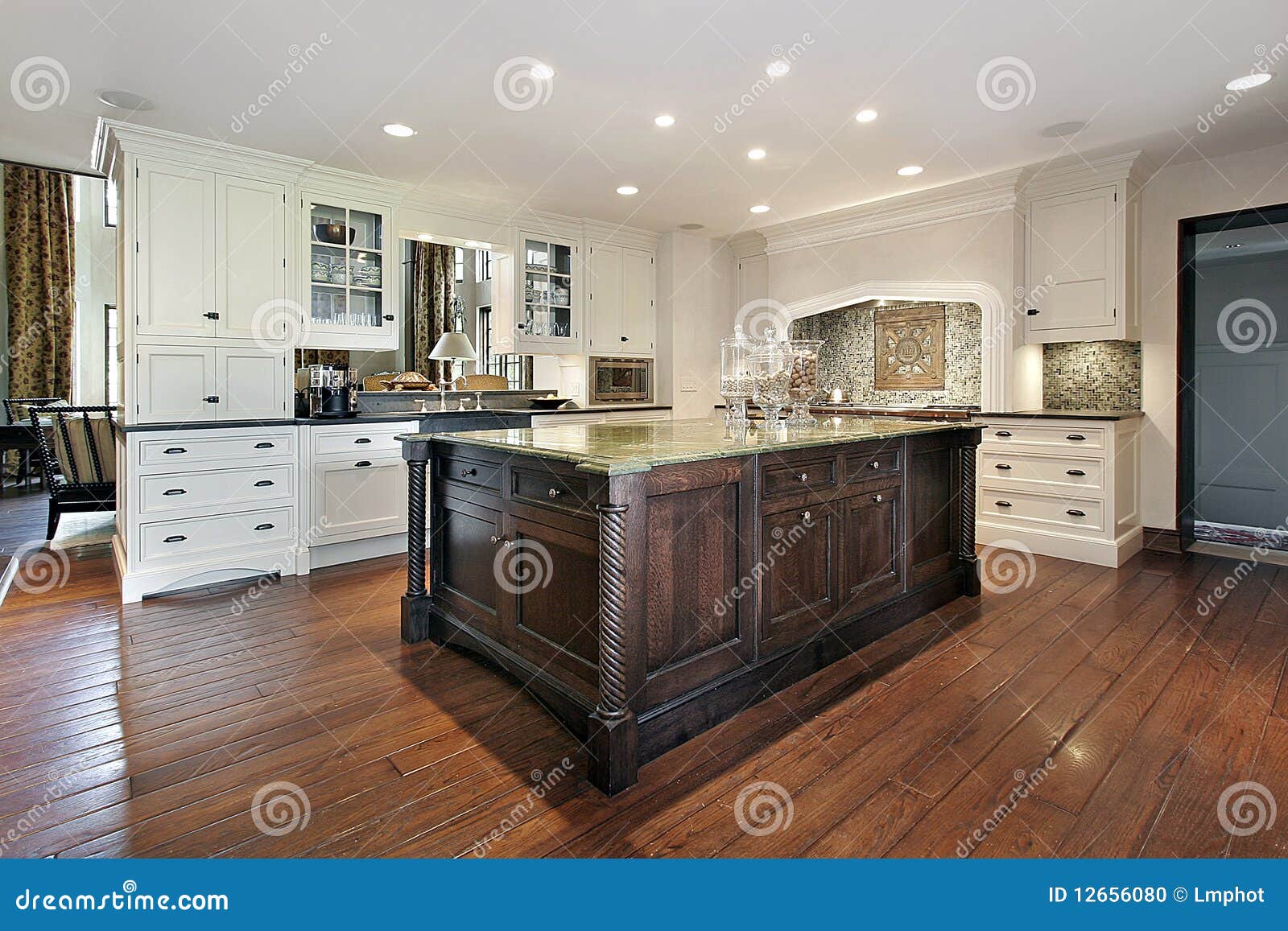 Küche mit großer Insel stockfoto. Bild von wohnsitz, mahlzeit - 12656080