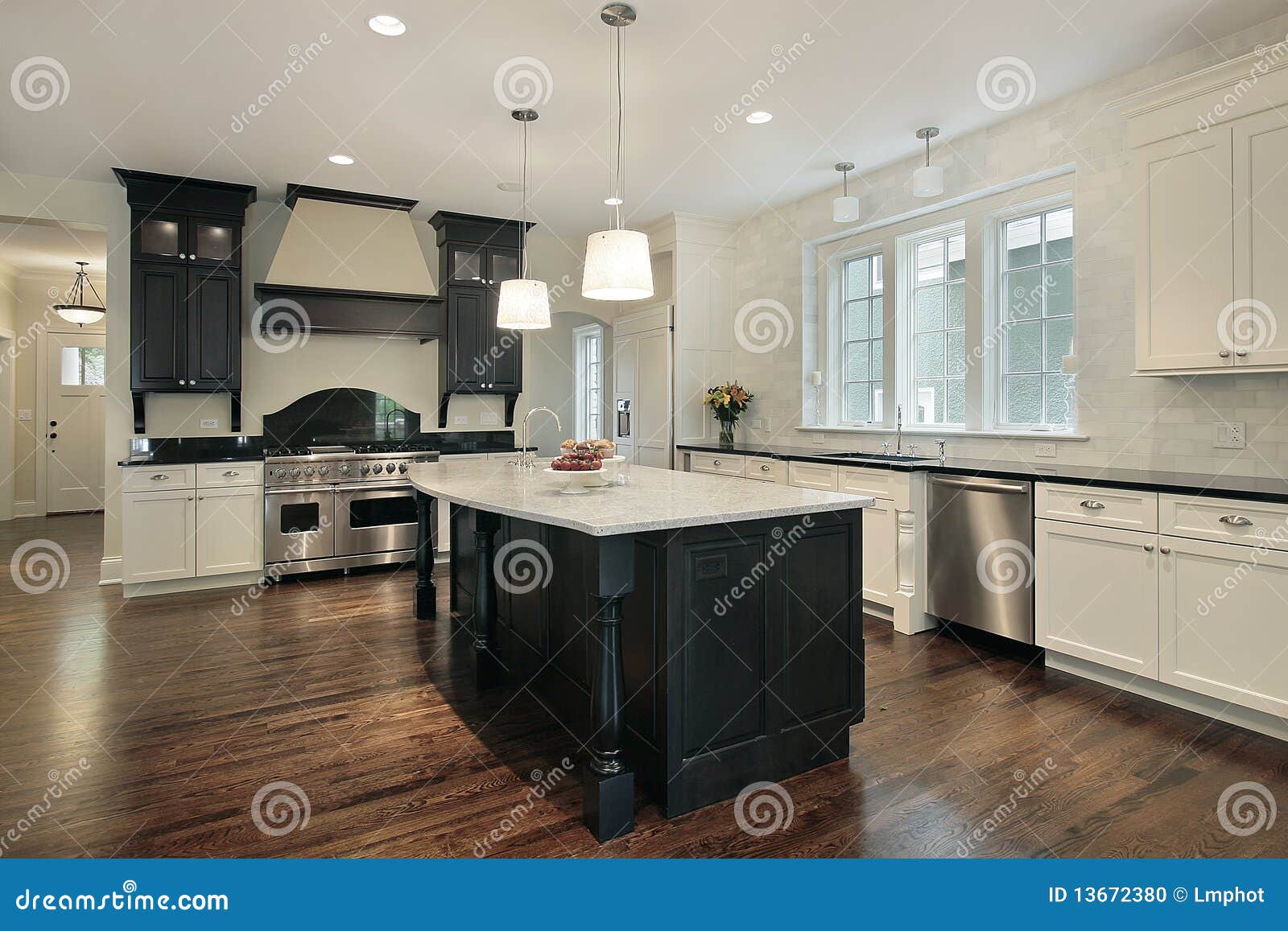 Küche mit großer Insel stockfoto. Bild von einrichtungen - 13672380
