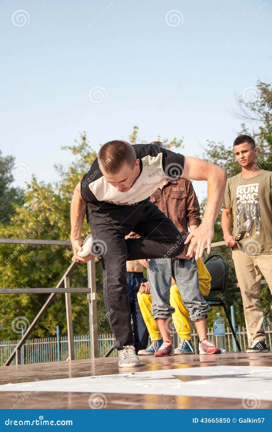 Region ORENBURGS, ORENBURG, RUSSLAND, am 16. August 2014 Jahr Jugend-Festival im Freien der Hip-Hop-Kultur (Straßen-Leben) Künstlerbreakdance