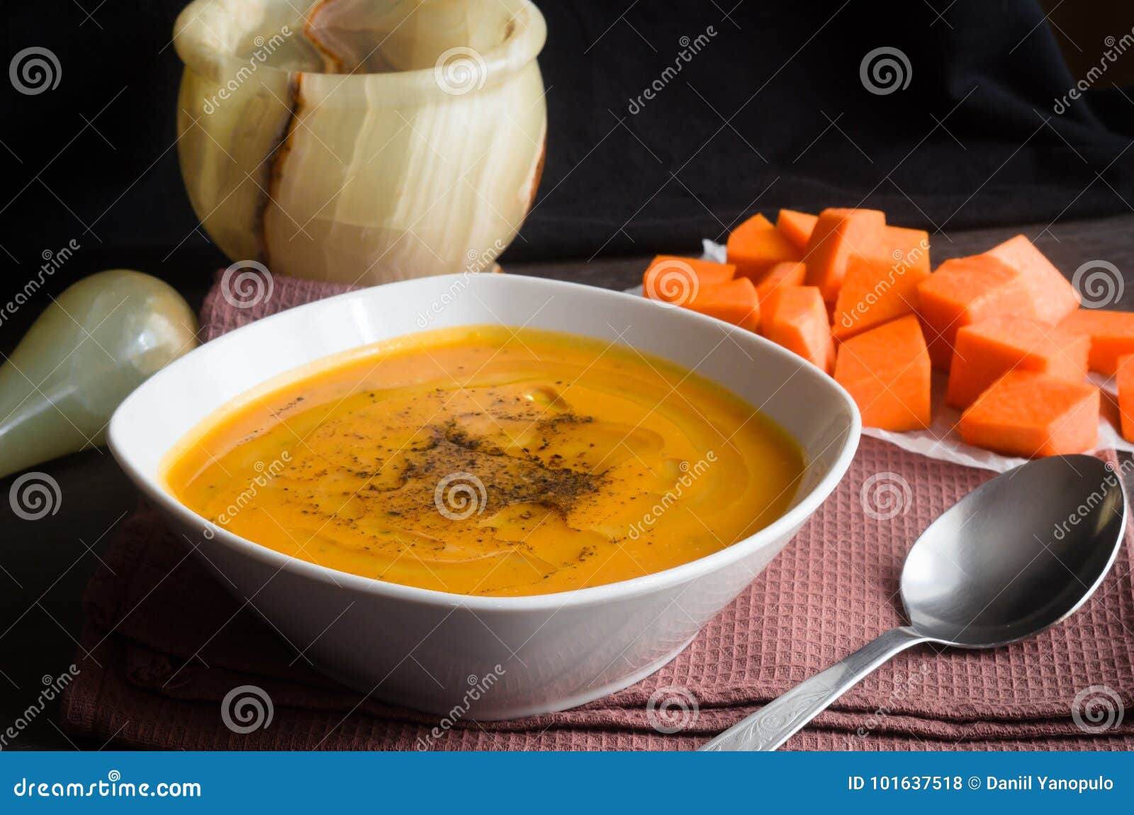 Kürbissuppe auf braunem Hintergrund. Kürbissuppe auf einem braunen hölzernen Hintergrund