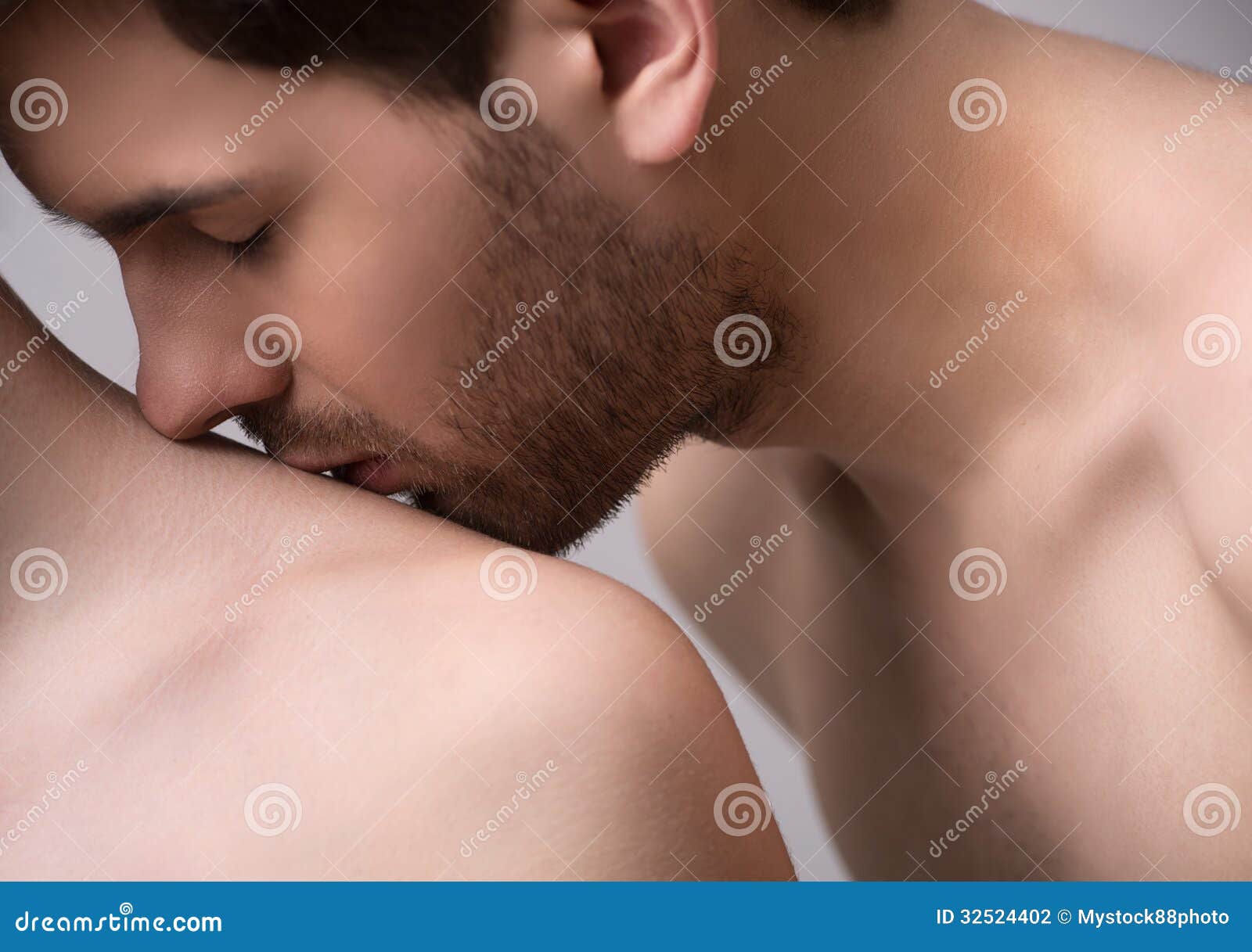 Мужчина целует женщину в лобок