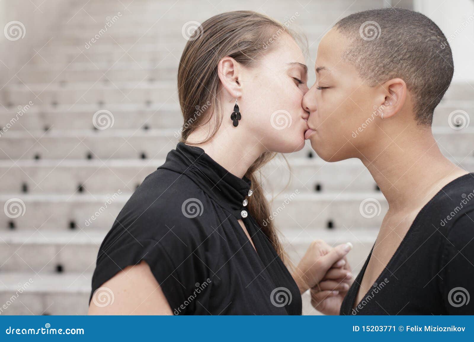Zwei Frauen Küssen