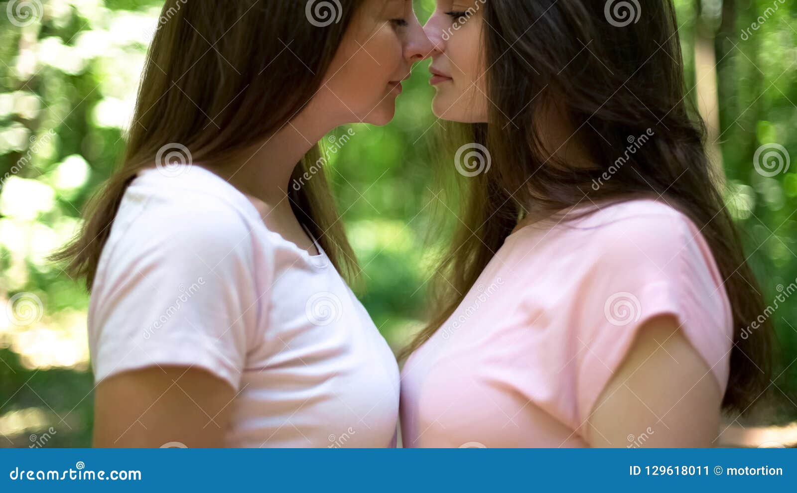 Küssen Mit Zwei Lesben Gefühle Freiheit Und Lgbt Rechte öffentlich Ausdrückend Stockbild 
