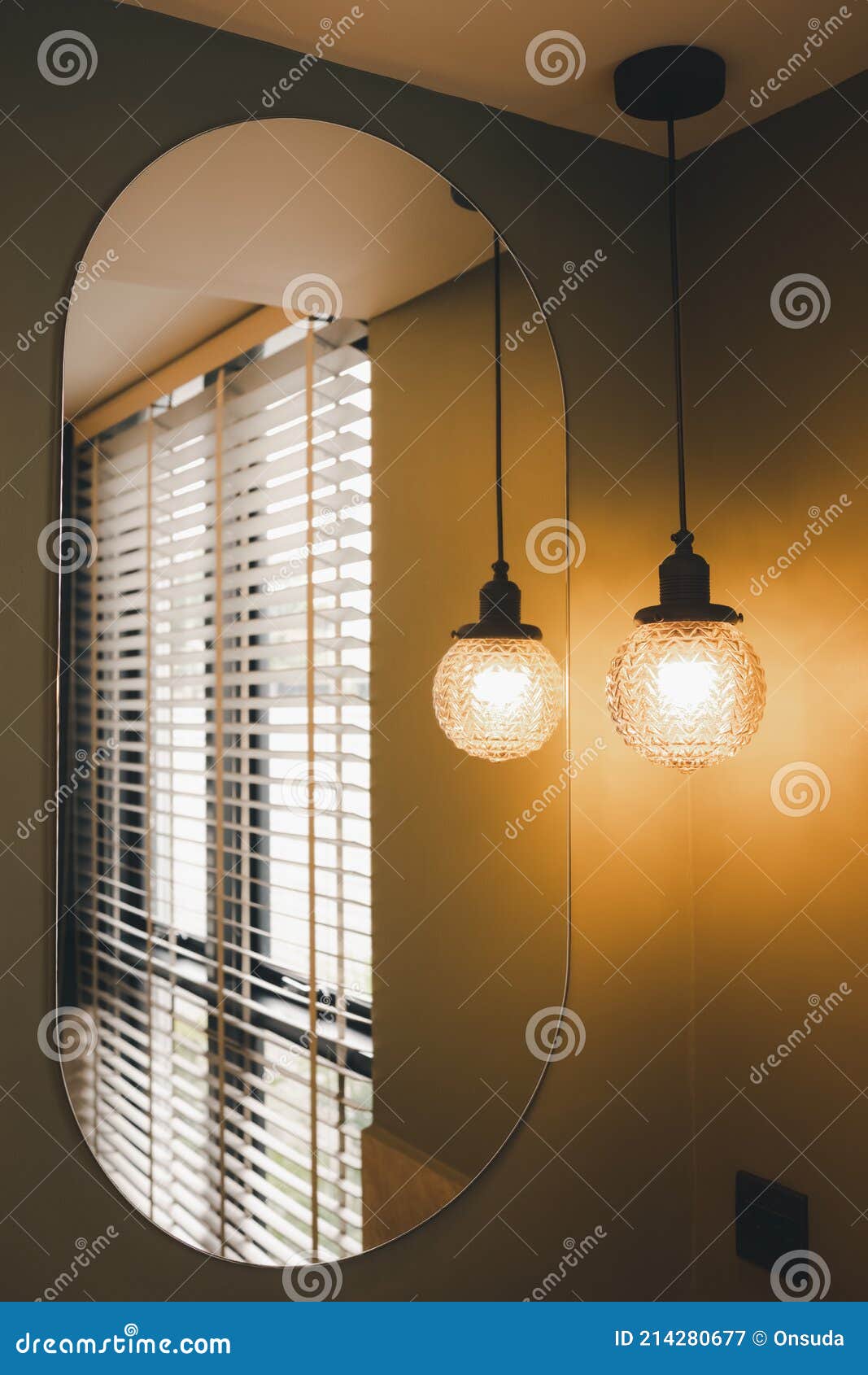 Lámpara Colgante De La Luz Del Techo Decorada En La Esquina Del Cuarto De  Baño Con Reflejo En El Espejo Imagen de archivo - Imagen de moderno,  caliente: 214280677