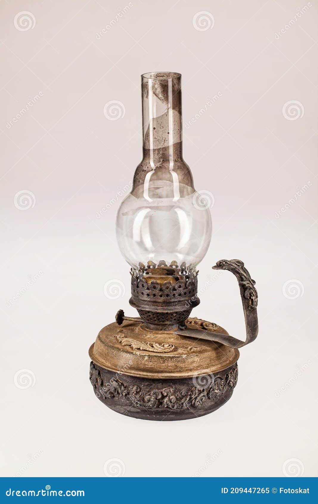 Lámpara de aceite antigua imagen de archivo. Imagen de keroseno - 209447265