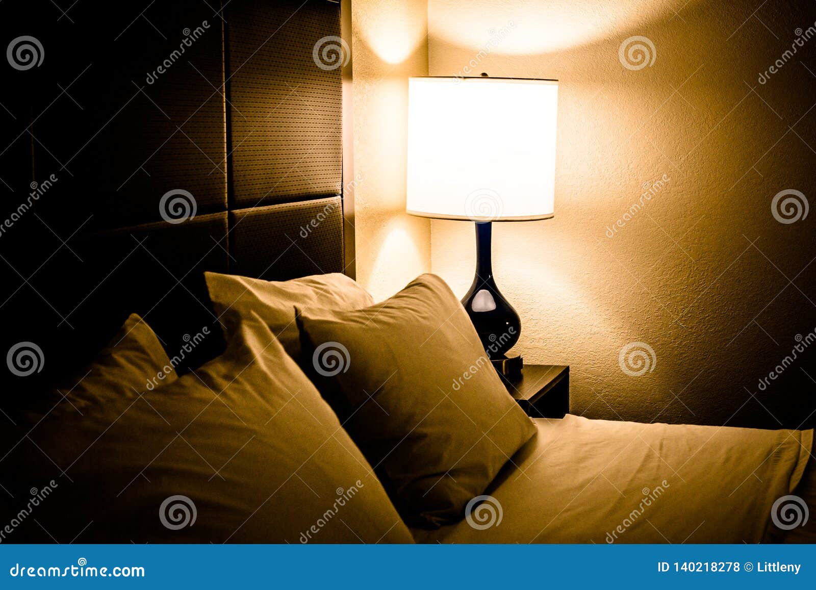 Lámpara De Noche De La Luz De La Cama Del Dormitorio Foto de archivo - Imagen de acogedor, suave: 140218278
