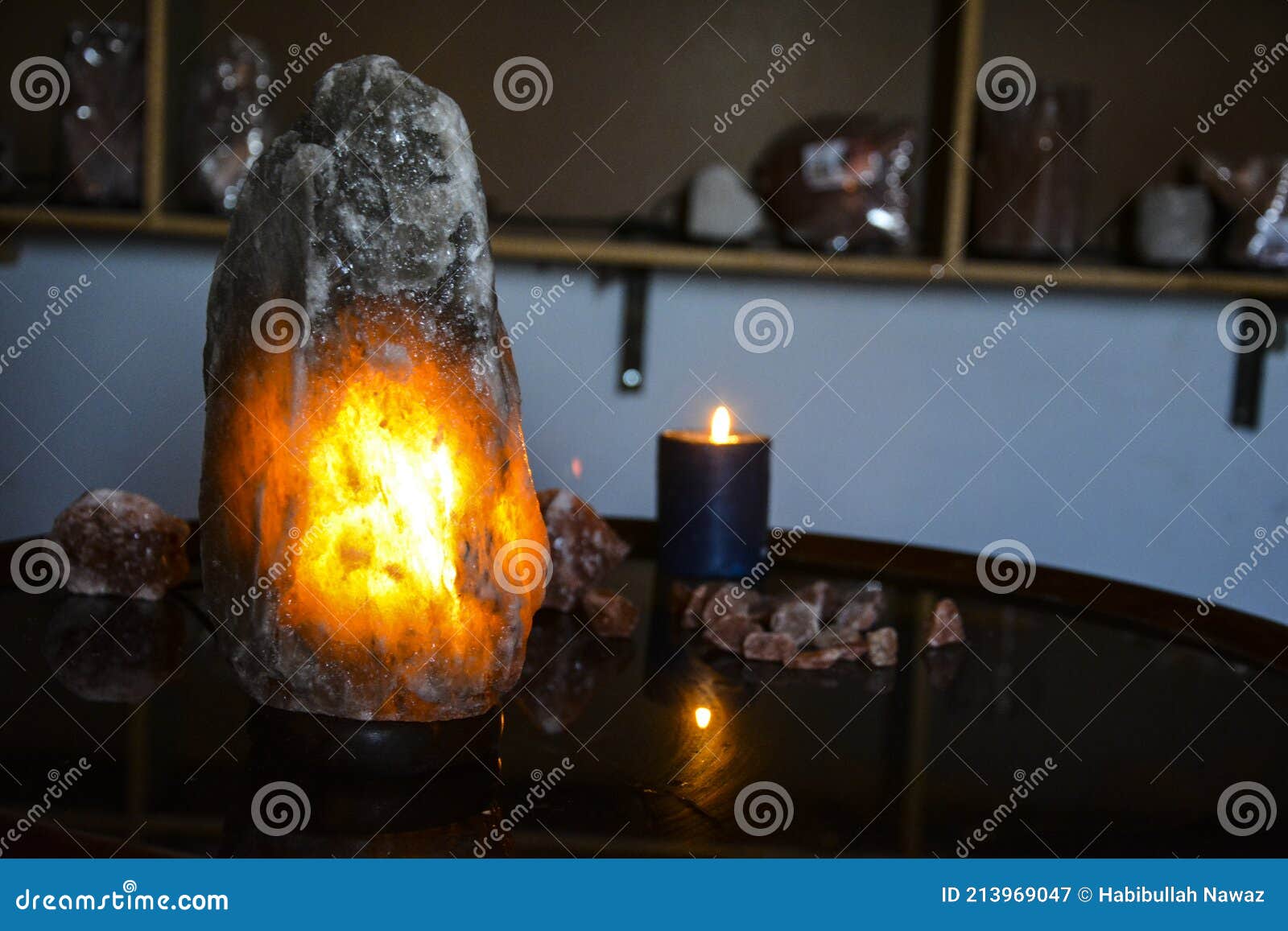 Lámpara De Sal Himalaya Negro Natural Imagen de archivo - Imagen de adorne,  decorativo: 213969047