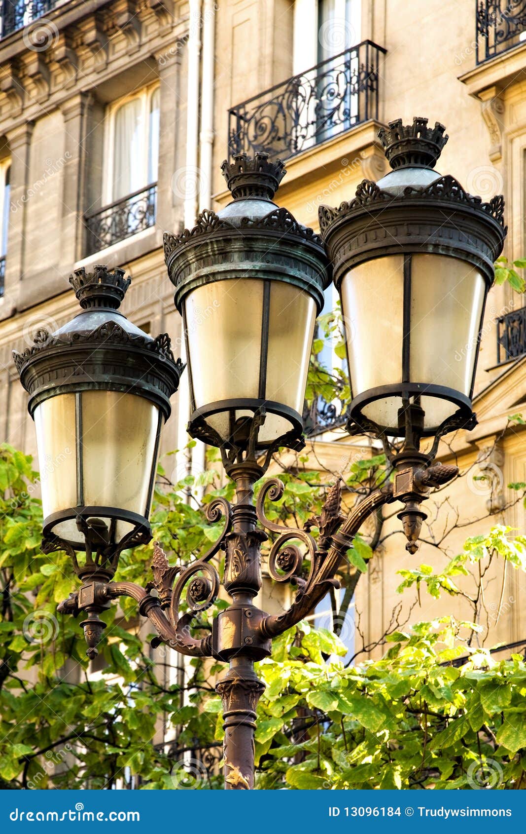 Lámparas de calle de París de archivo. Imagen de balcones - 13096184