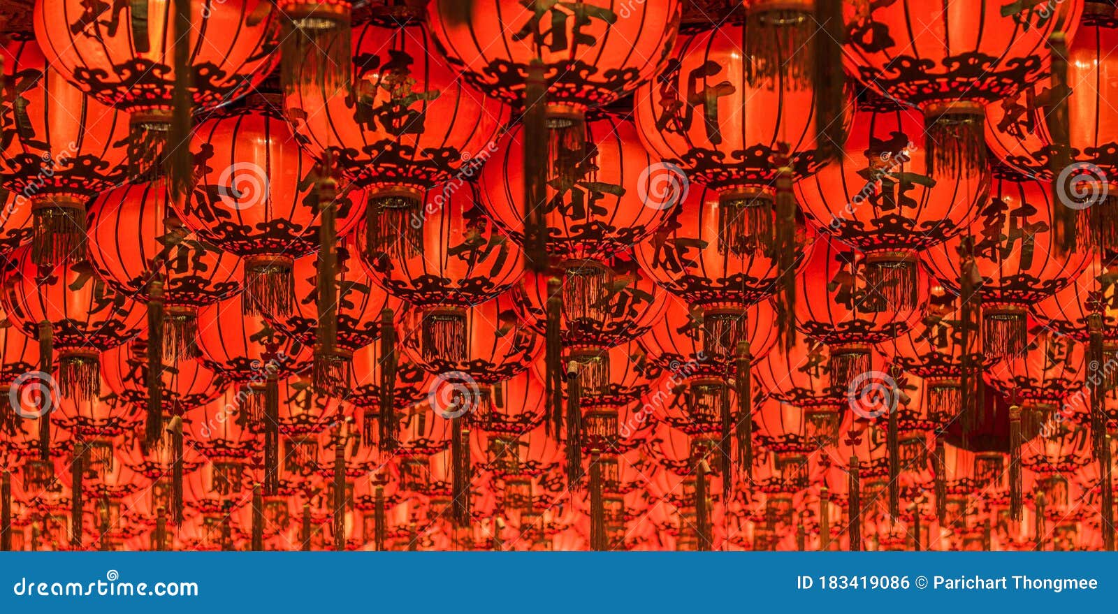 Lámparas Rojas Chinas Colgadas En La Calle Por La Noche Para La Decoración.  Carta China Escrita Significa Buena Suerte Foto de archivo - Imagen de  decorativo, asia: 183419086