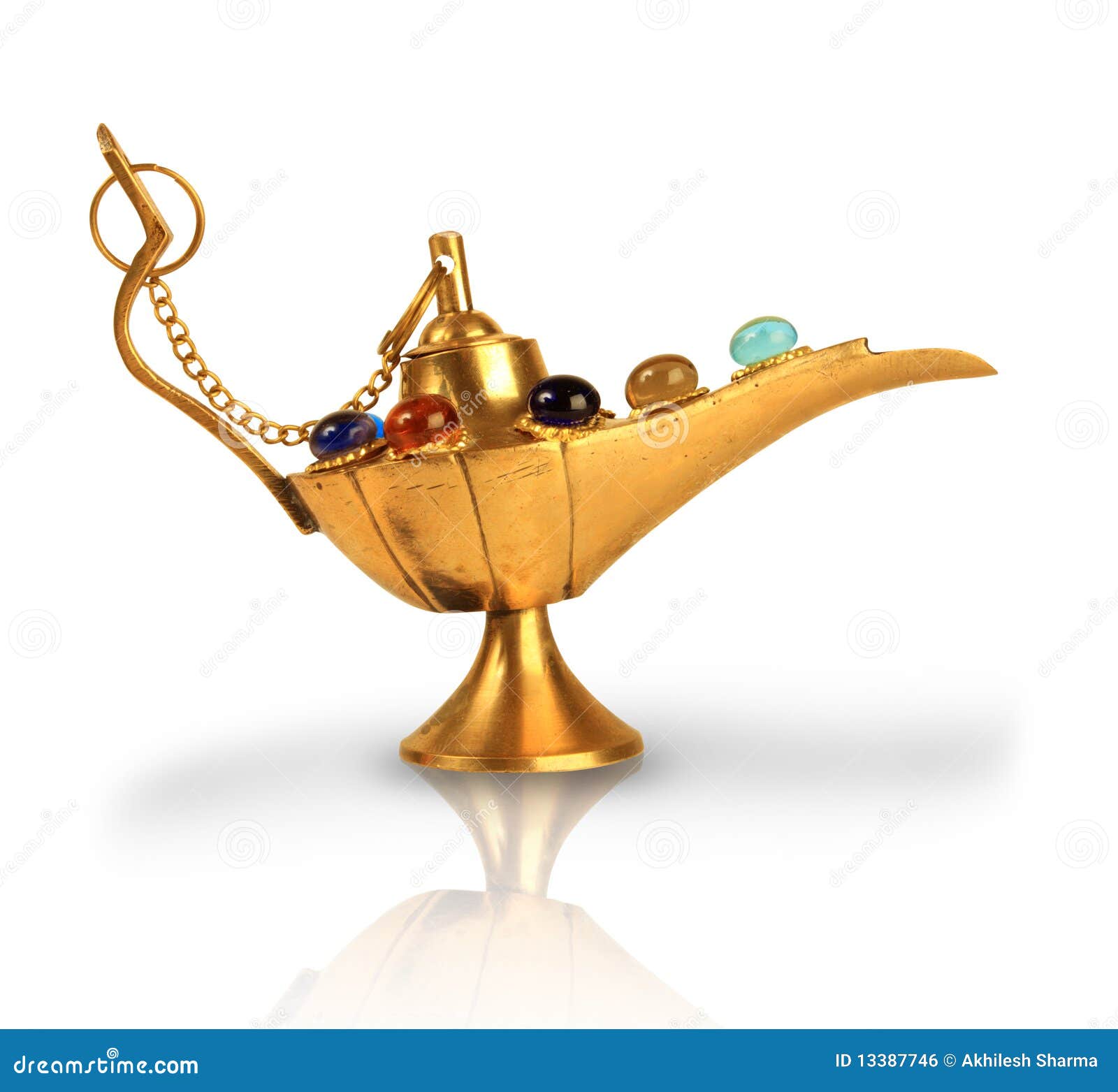 Lâmpada Mágica De Aladdin Com Pérolas Foto de Stock - Imagem de fortuna,  leste: 13387746