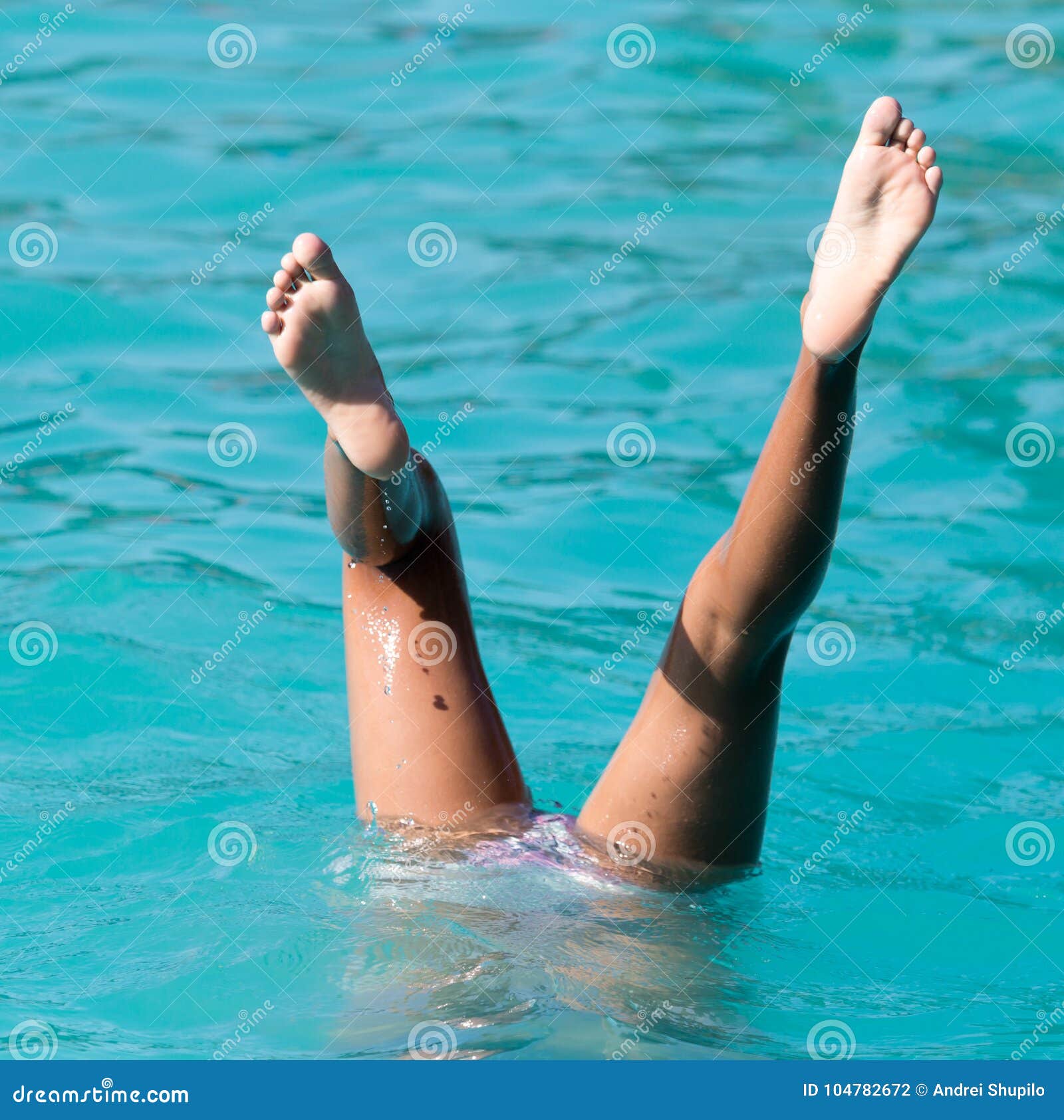 Сколько держать ноги в воде. Ноги в бассейне. Ступни девушек в бассейне. Ноги в бассейне девушка. Ножки девочек в бассейне.