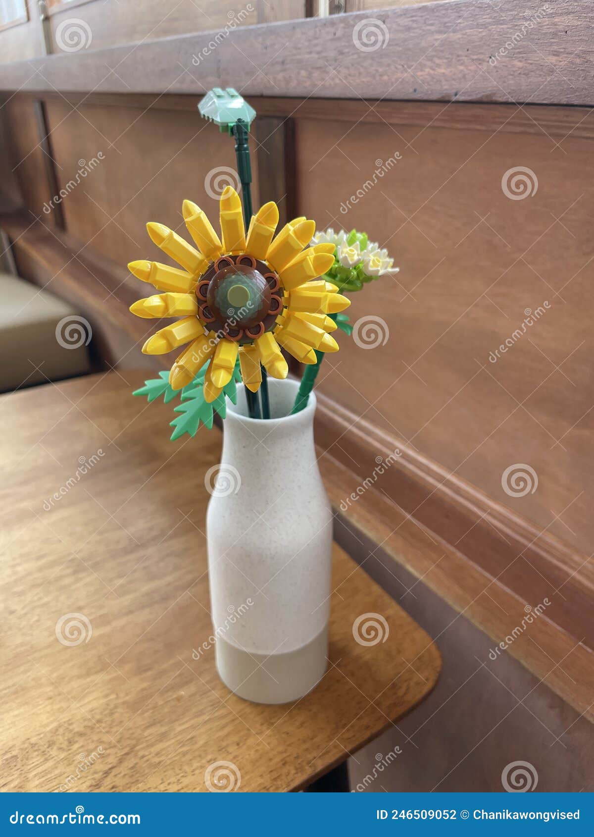 Légende De Tournesol Jaune Sur Un Gilet Blanc Photo stock - Image