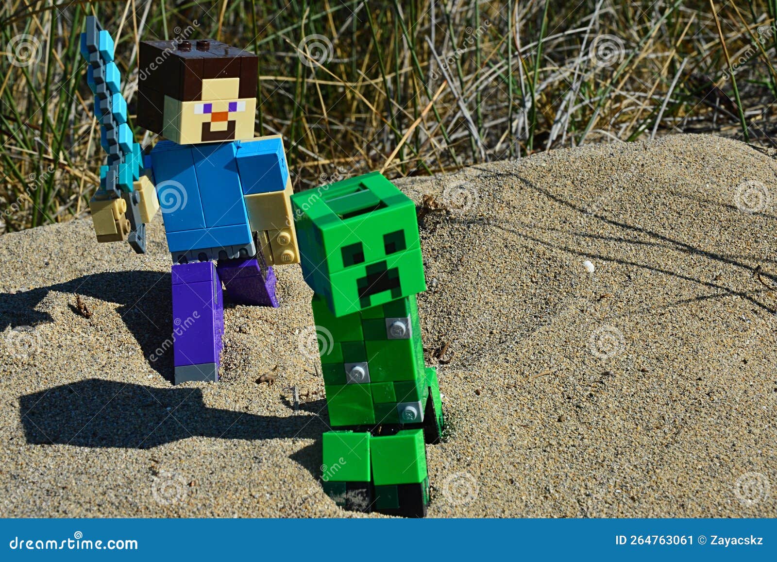 Tambov, Fédération De Russie - 25 Juin 2017 Lego Minecraft. Figurine De  Steve Avec Une Épée De Diamant Debout Sur Le Dessus De La Cascade. Studio  Tourné Banque D'Images et Photos Libres