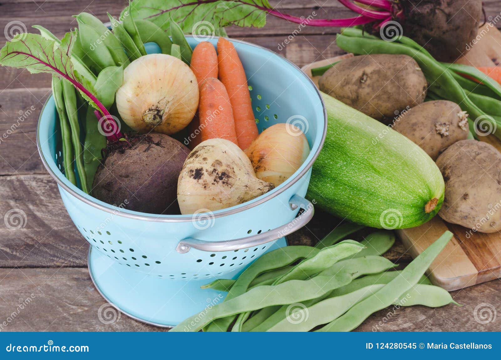 Légumes Avec L'égouttoir Bleu Sur Le Fond En Bois Image stock - Image du  frais, régime: 124280545