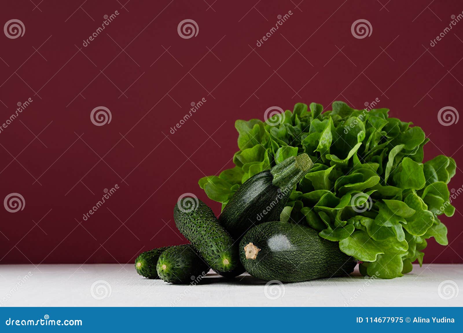 Légumes Verts Dété Sur Le Mur En Bois Blanc De Cuisine De