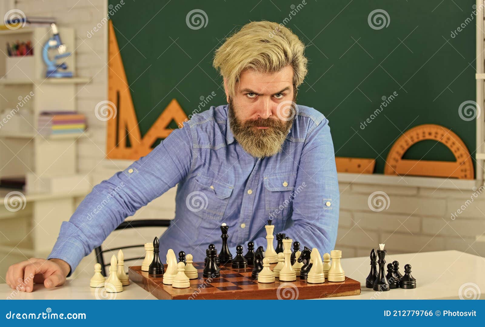 Tática é saber o que fazer lição de xadrez conceito de estratégia jogar  xadrez passatempo intelectual figuras no tabuleiro de xadrez de madeira  pensar no próximo passo lógicas de desenvolvimento aprender a jogar xadrez