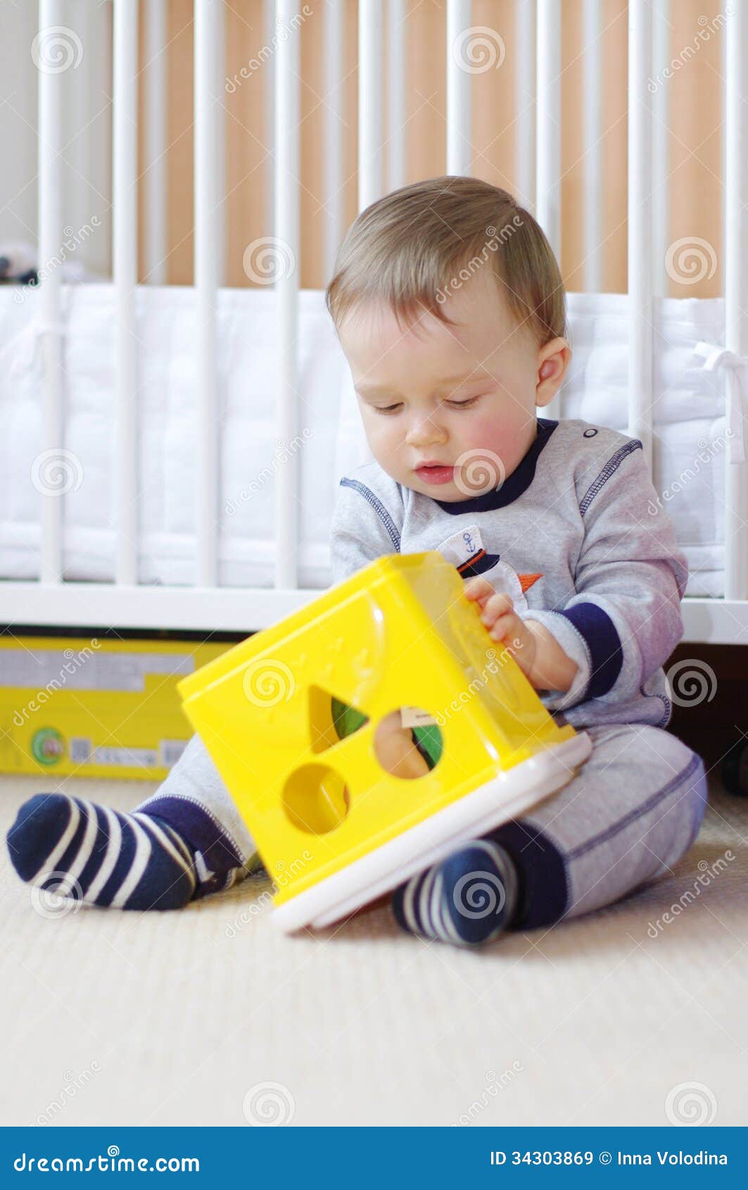 L Age De Bebe Garcon De 1 An Joue Avec Le Jouet Image Stock Image Du Maison Gentil