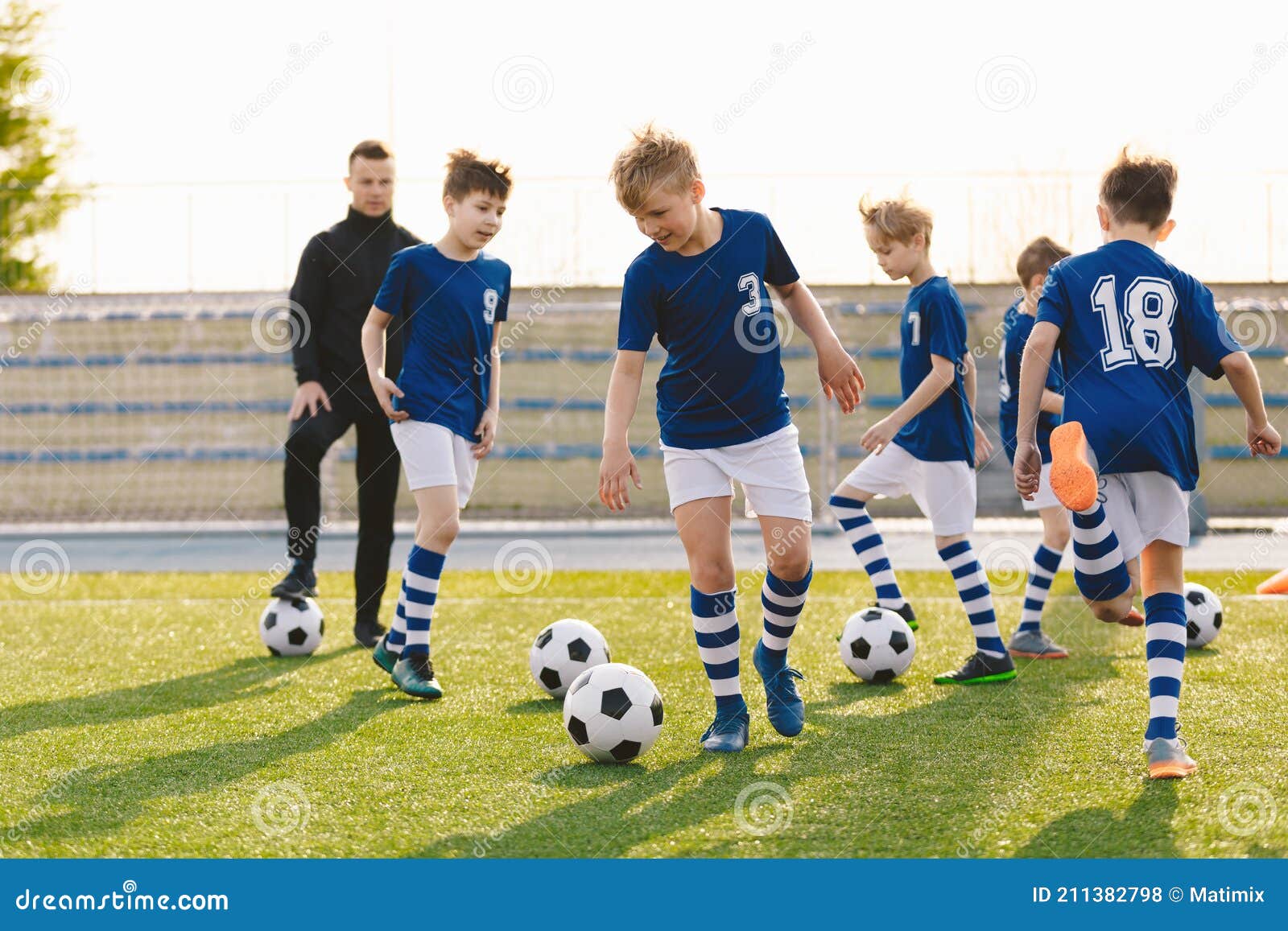 Entraînement De Football De Football Pour Les Enfants. Entraîneur