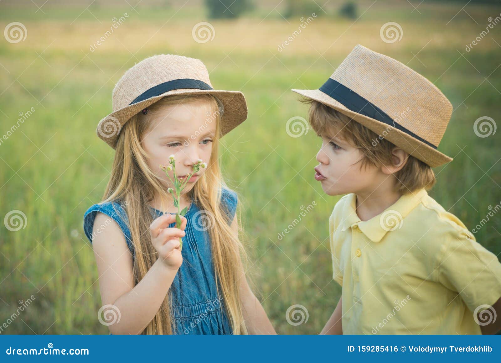 Petite Fille Avec Des Oreilles De Lapin De Pâques Faisant La Chasse Aux  Œufs Dans La Forêt De Printemps Par Une Journée Ensoleillée, À L'extérieur.  Joli Enfant Heureux Avec Beaucoup De Fleurs