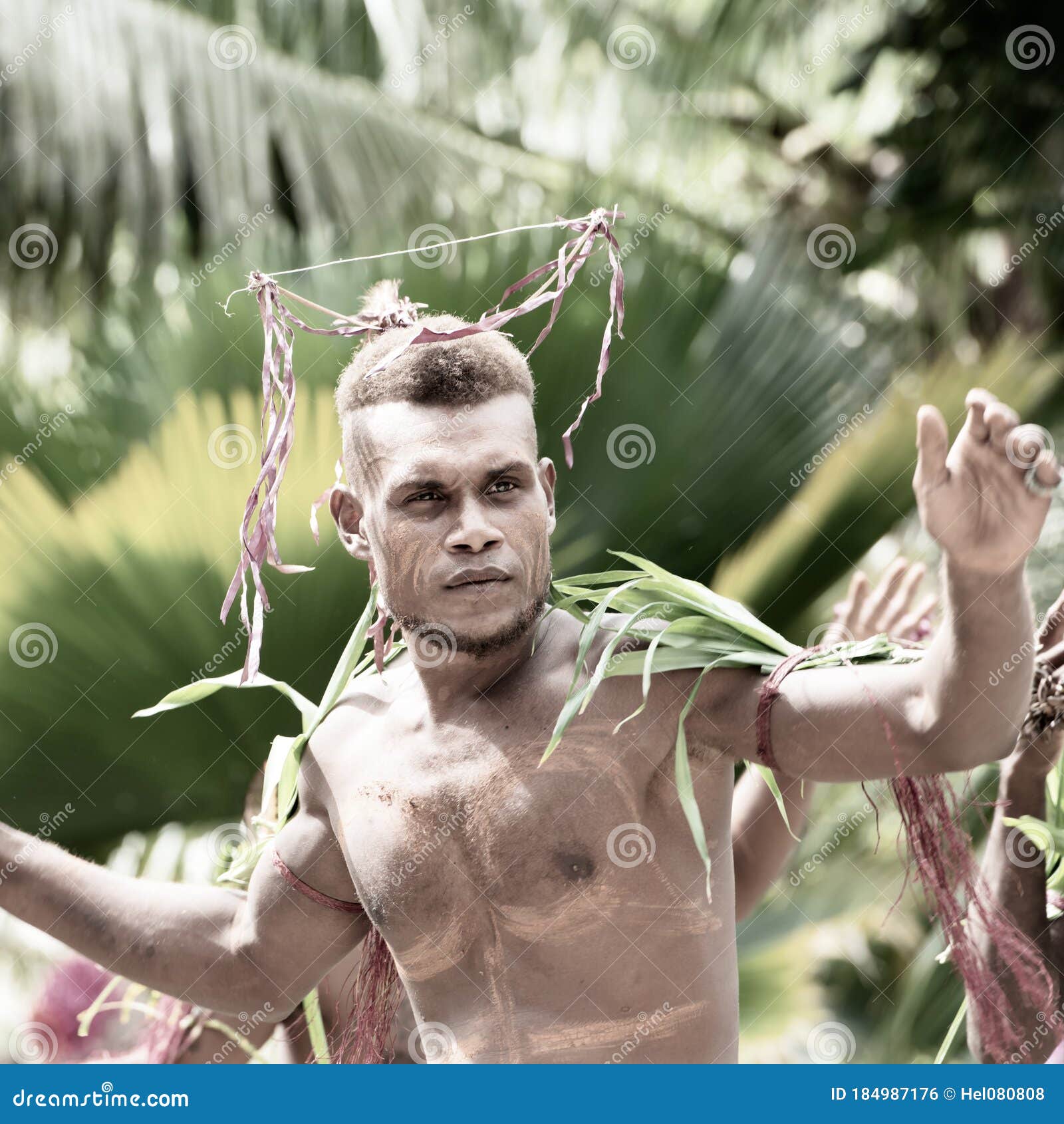L'île De L'île De Santa Ana Salomon Danseuse En Photo De Style Cru De  L'océan Pacifique Sud De Beau Jeune Homme Photo éditorial - Image du  exposition, verticale: 184987176