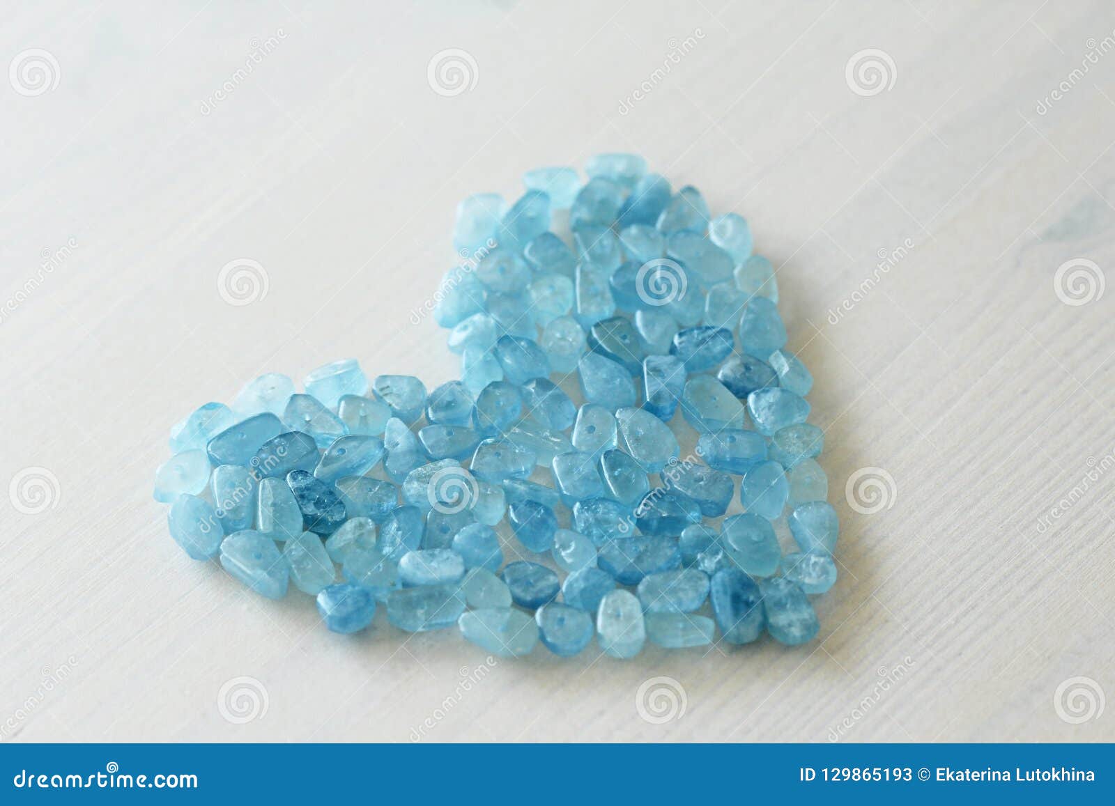 L'acquamarina è Blu Cuore Blu La Pietra Naturale è Acquamarina Blu Immagine  Stock - Immagine di cuore, pietra: 129865193