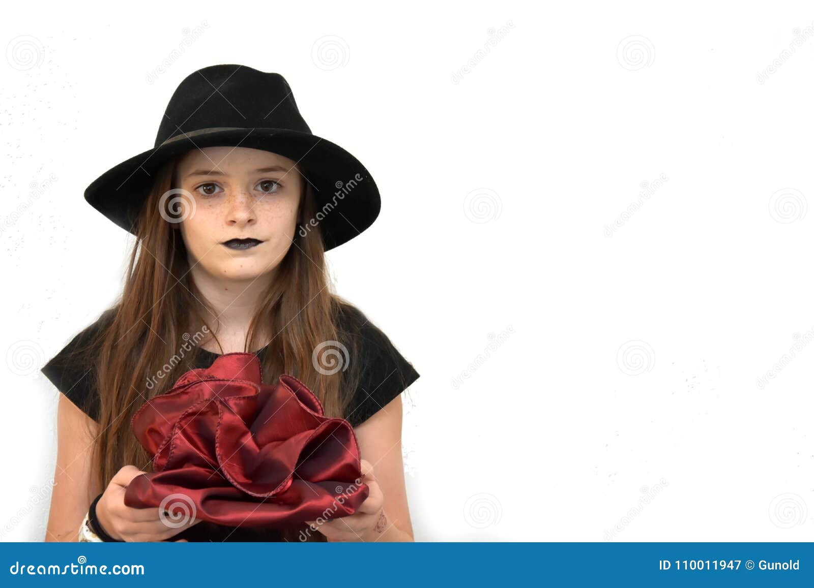 L Adolescente Habillee Dans Le Style Gothique Apporte Le Cadeau D Anniversaire Image Stock Image Du Cadeau Habillee L Adolescente Habillee Dans Le Style Gothique Apporte Le Cadeau D Anniversaire Image Stock Image Du Cadeau Habillee