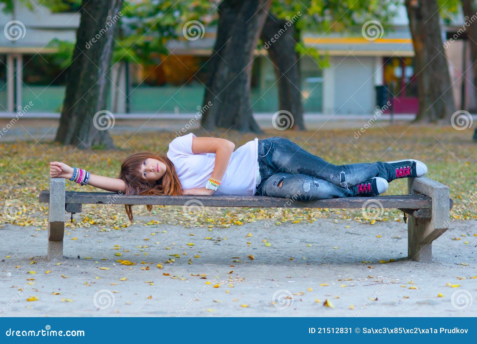 Пьяные позируют. Девушка валяется на улице. Девушка лежит на скамейке. Пьяные женщины на скамейке.
