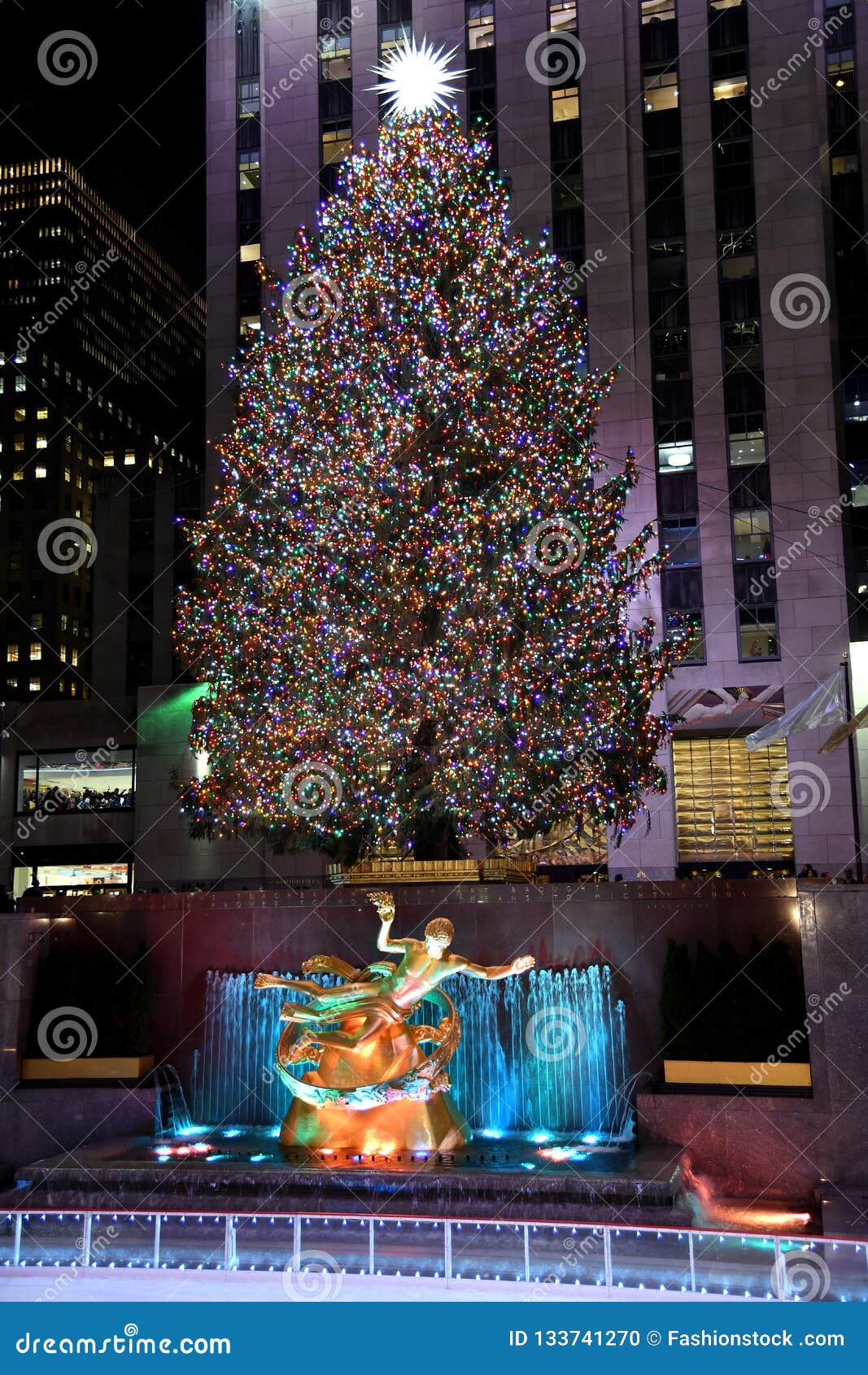 Rockefeller Center Natale.L Albero Di Natale Famoso Del Rockefeller Center E Statua Di Prometheus Al Rockefeller Center Immagine Editoriale Immagine Di Limite Decorazioni 133741270