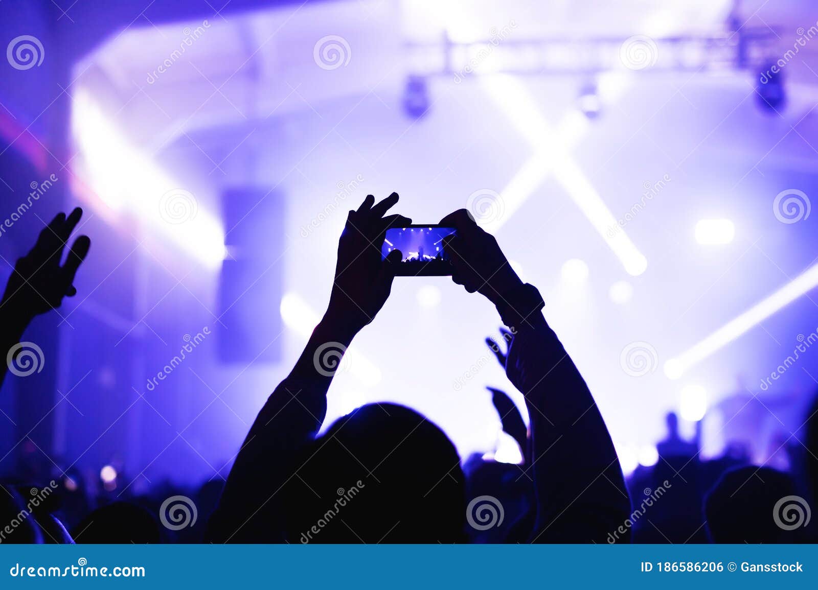 L'ambiance D'un Festival De Musique Frais Avec Une Scène éclairée Par Des  Mains De La Foule Avec Un Smartphone Photo stock - Image du drapeau,  hippie: 186586206