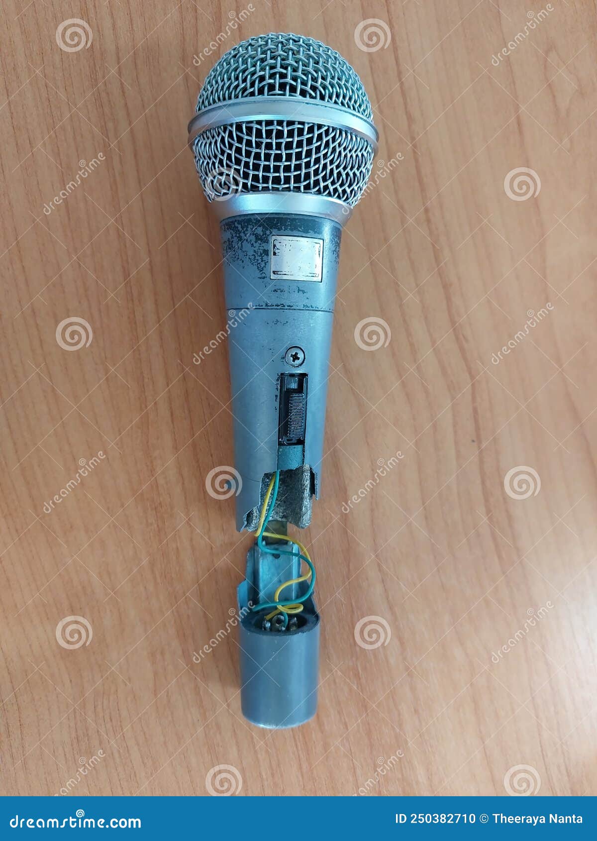 L'ancien microphone cassé photo stock. Image du radiodiffusion - 250382710