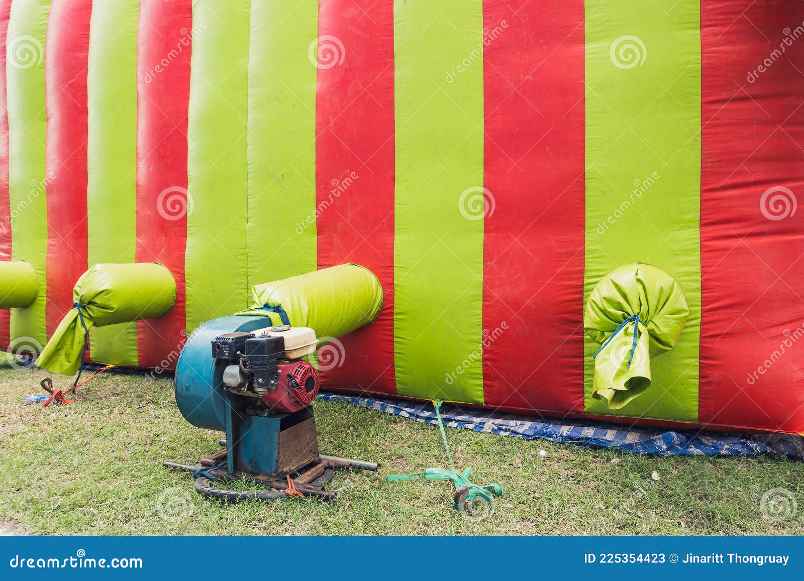 https://thumbs.dreamstime.com/z/l-ancien-ventilateur-de-pompe-%C3%A0-souffleur-air-portable-avec-le-ch%C3%A2teau-balle-gonflable-vert-et-rouge-ou-jouet-bleu-ext%C3%A9rieur-225354423.jpg