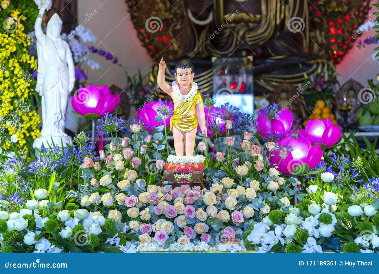 L Anniversaire Du S De Bouddha De Statue Dans Le Temple Sont Les Lumieres Ecorated Fleurs Colorees Photo Editorial Image Du Statue Lumieres L Anniversaire Du S De Bouddha De Statue Dans Le Temple Sont Les Lumieres Ecorated Fleurs Colorees Photo Editorial Image Du Statue Lumieres