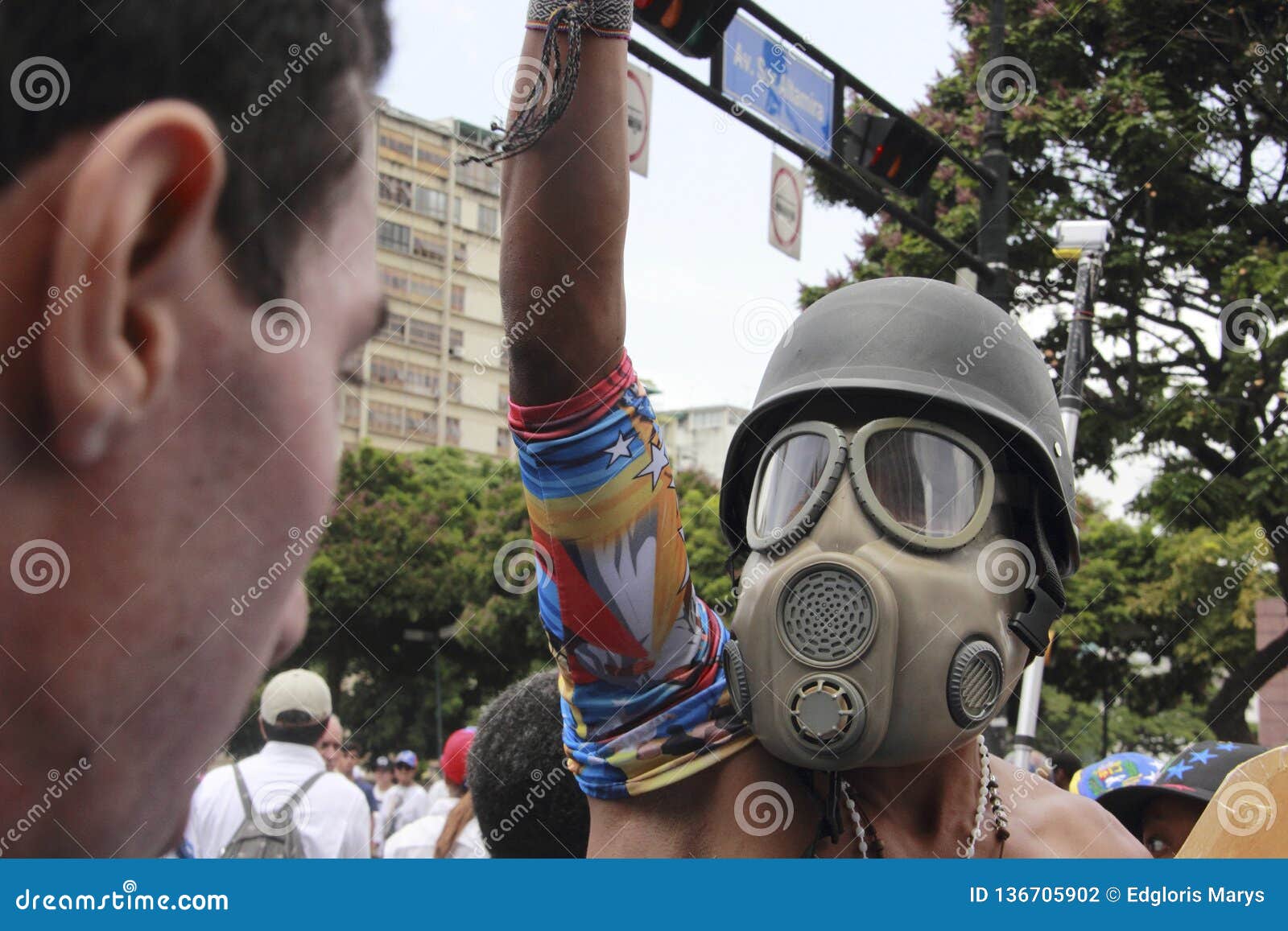 L'anti Port De Protestataires De Nicolas Maduro Aspergent Avec Des Gaz  Lacrymogènes Le Masque Pendant Les Manifestations De Masse Photographie  éditorial - Image du masse, nicolas: 136705902