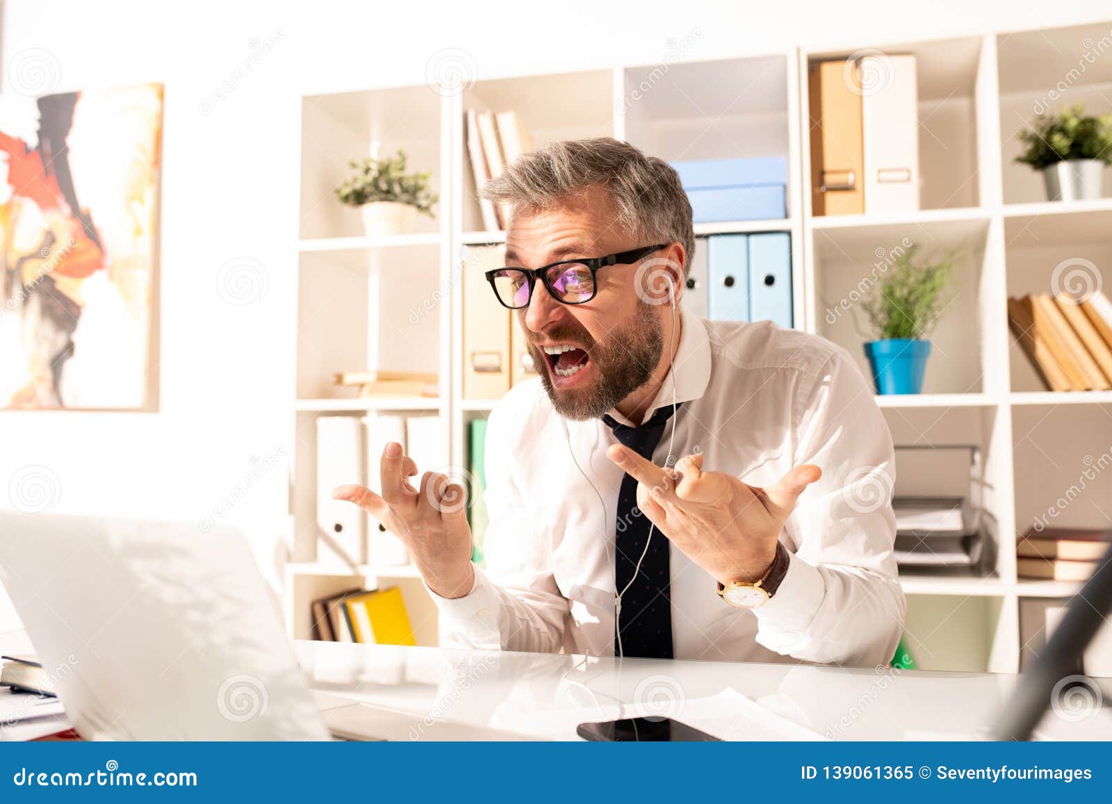 L Apparence Furieuse D Homme D Affaires Baise A L Ordinateur Portable Image Stock Image Du Homme Baise 139061365