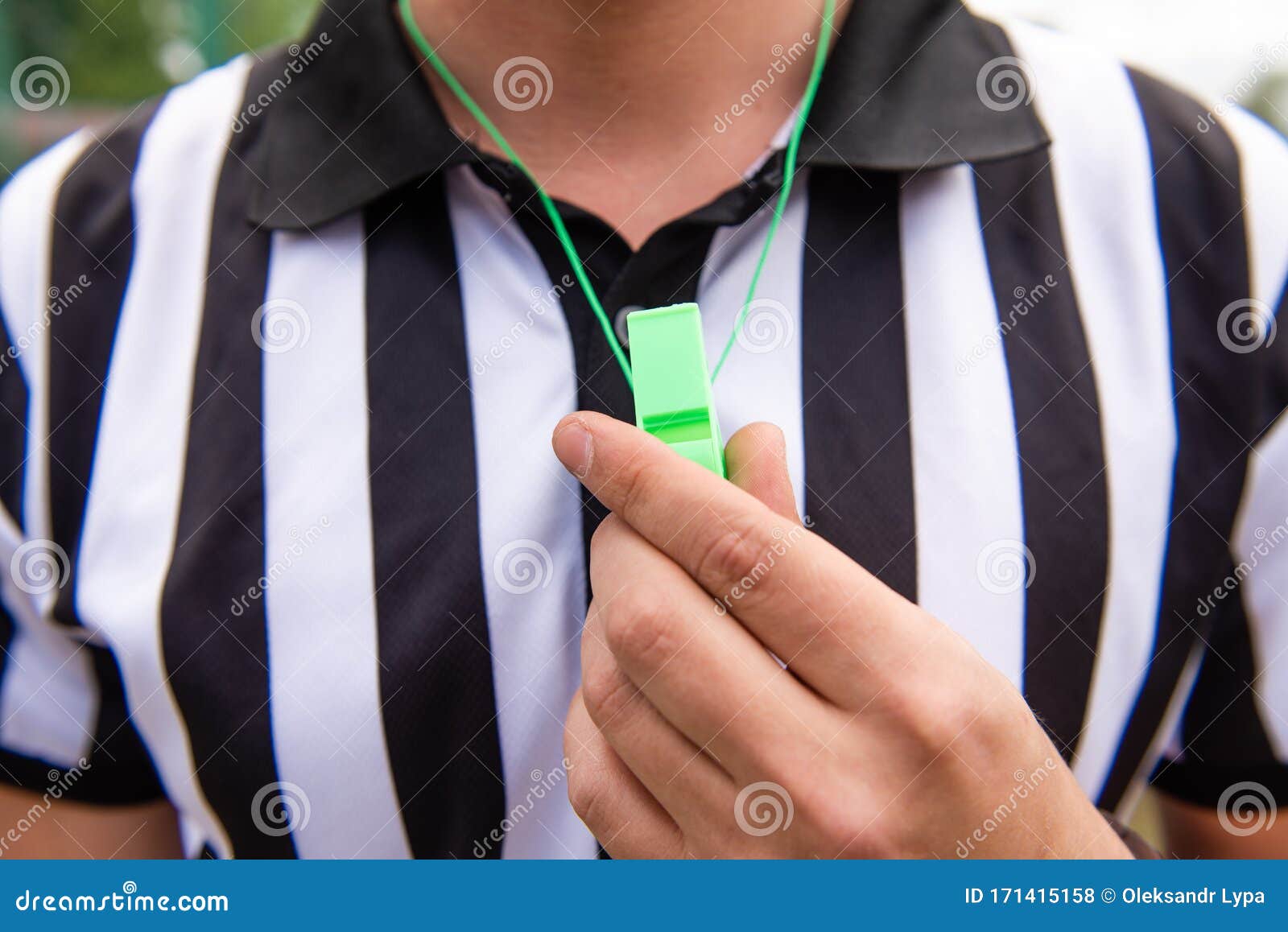 L'arbitre De Football Juge Le Sifflet Actuel Photo stock - Image du  sportif, arbitrez: 171415158