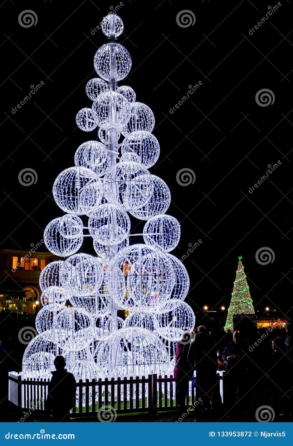 L'arbre De Noël Lumineux Extérieur énorme a Fait Si Les Boules