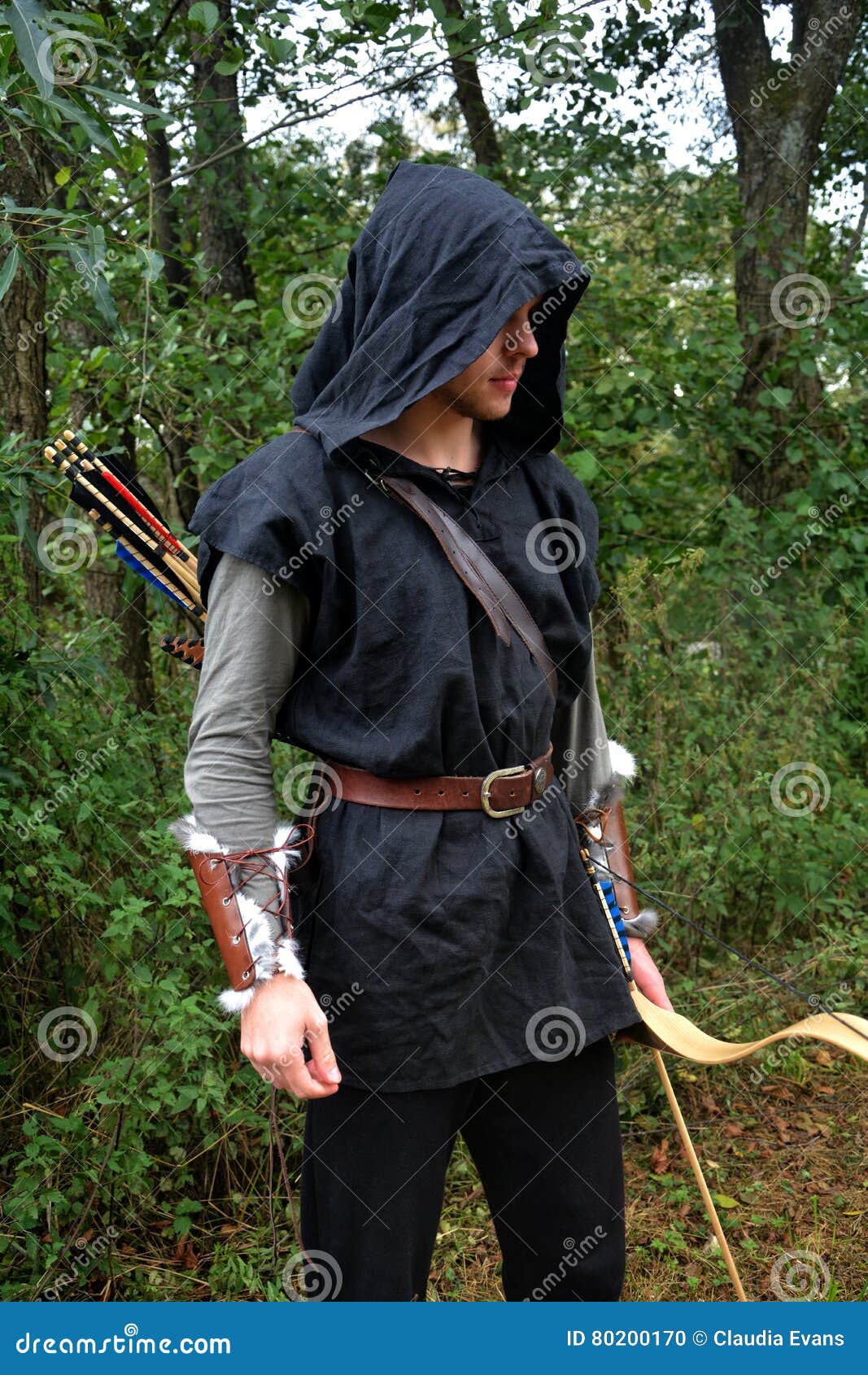 L'archer Médiéval Avec Le Capot Noir Et Les Flèches Colorées Dans