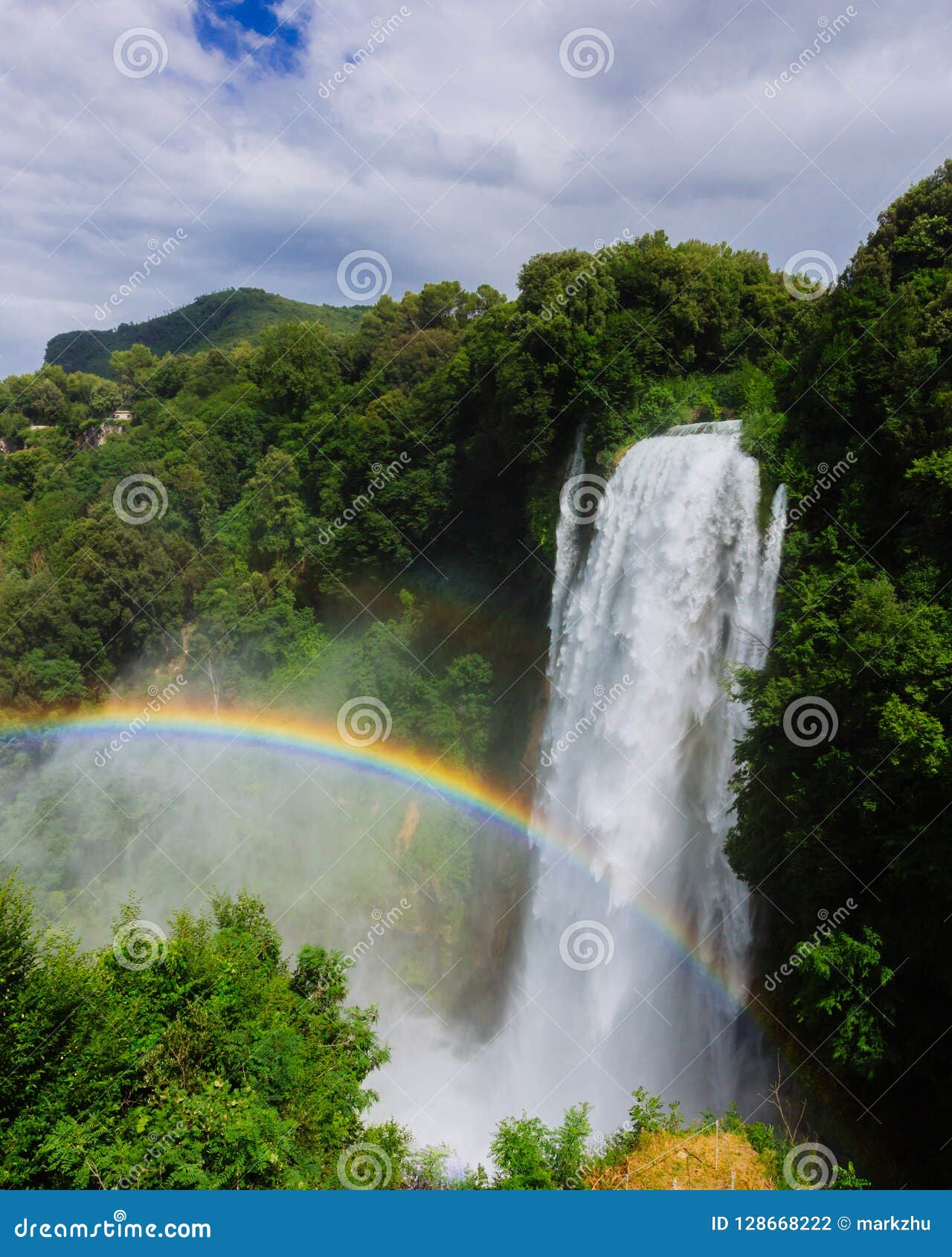 L Arcobaleno Sopra Il Marmore Cade La Cascata Artificiale Piu Alta I Fotografia Stock Immagine Di Montagna Italiano