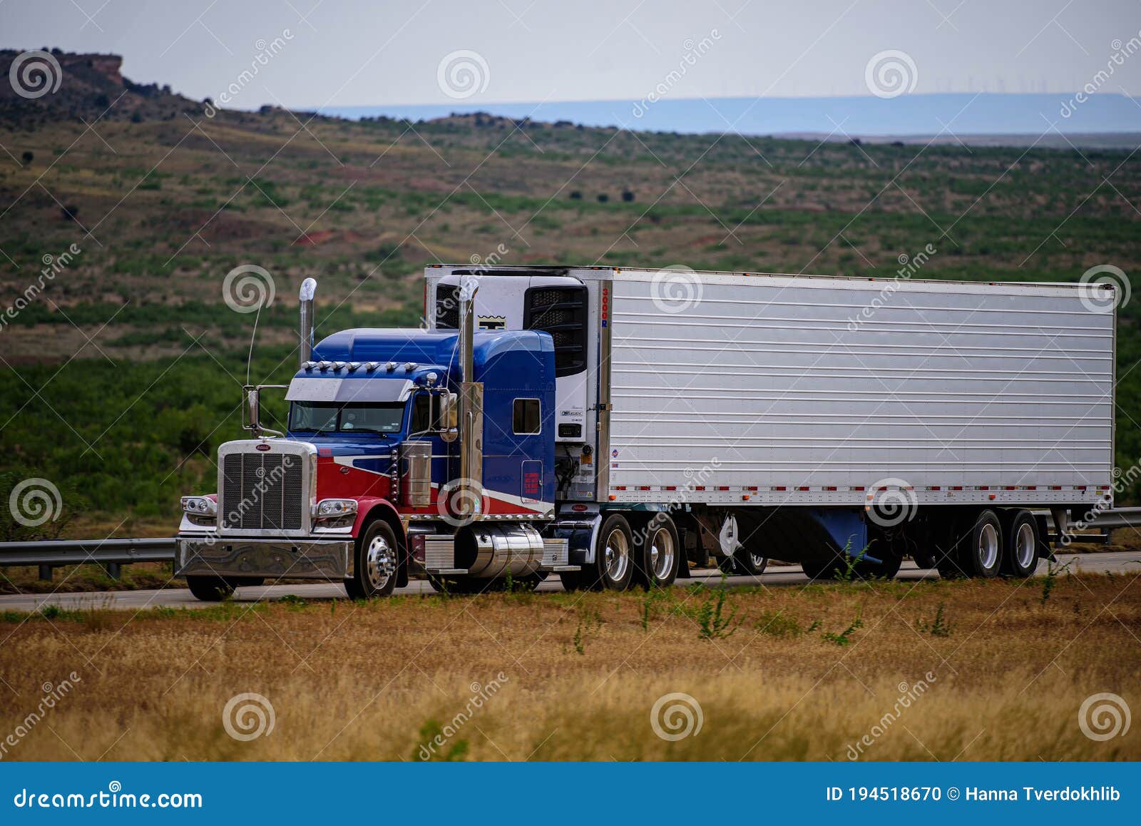 L'Arizona états-unis Peut 2020 : Camion Américain. Camion à L'américaine  Sur L'autoroute Tirant La Charge. Thème De Transport. Véh Photo stock -  Image du mémoire, transport: 194518670